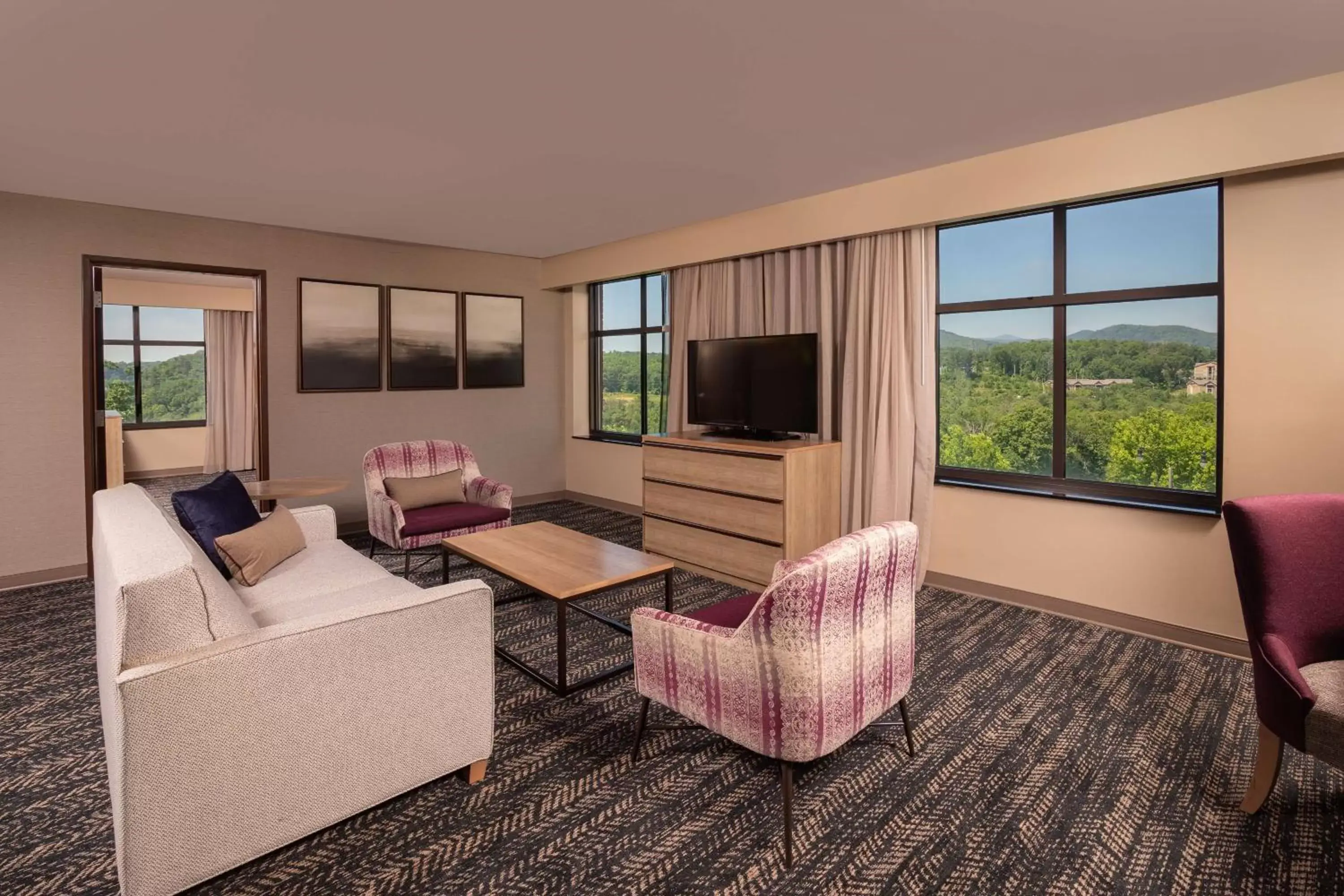 Bedroom, Seating Area in Hilton Asheville Biltmore Park