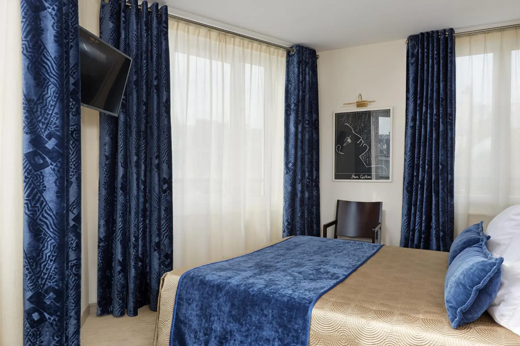 Photo of the whole room, Bed in Hôtel Raspail Montparnasse