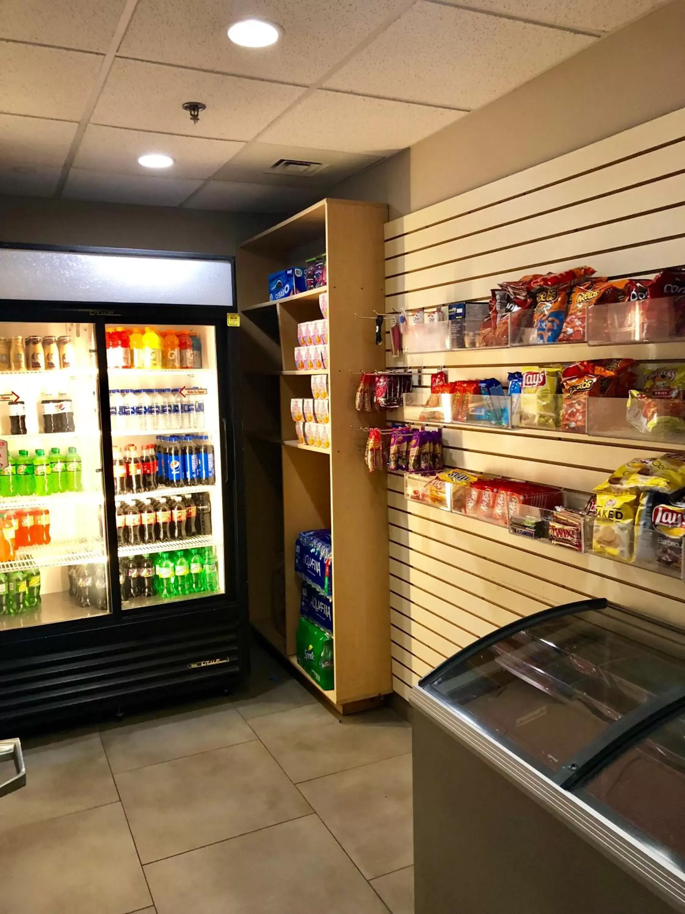 Food and drinks, Supermarket/Shops in Country Inn & Suites by Radisson, Chicago O Hare Airport