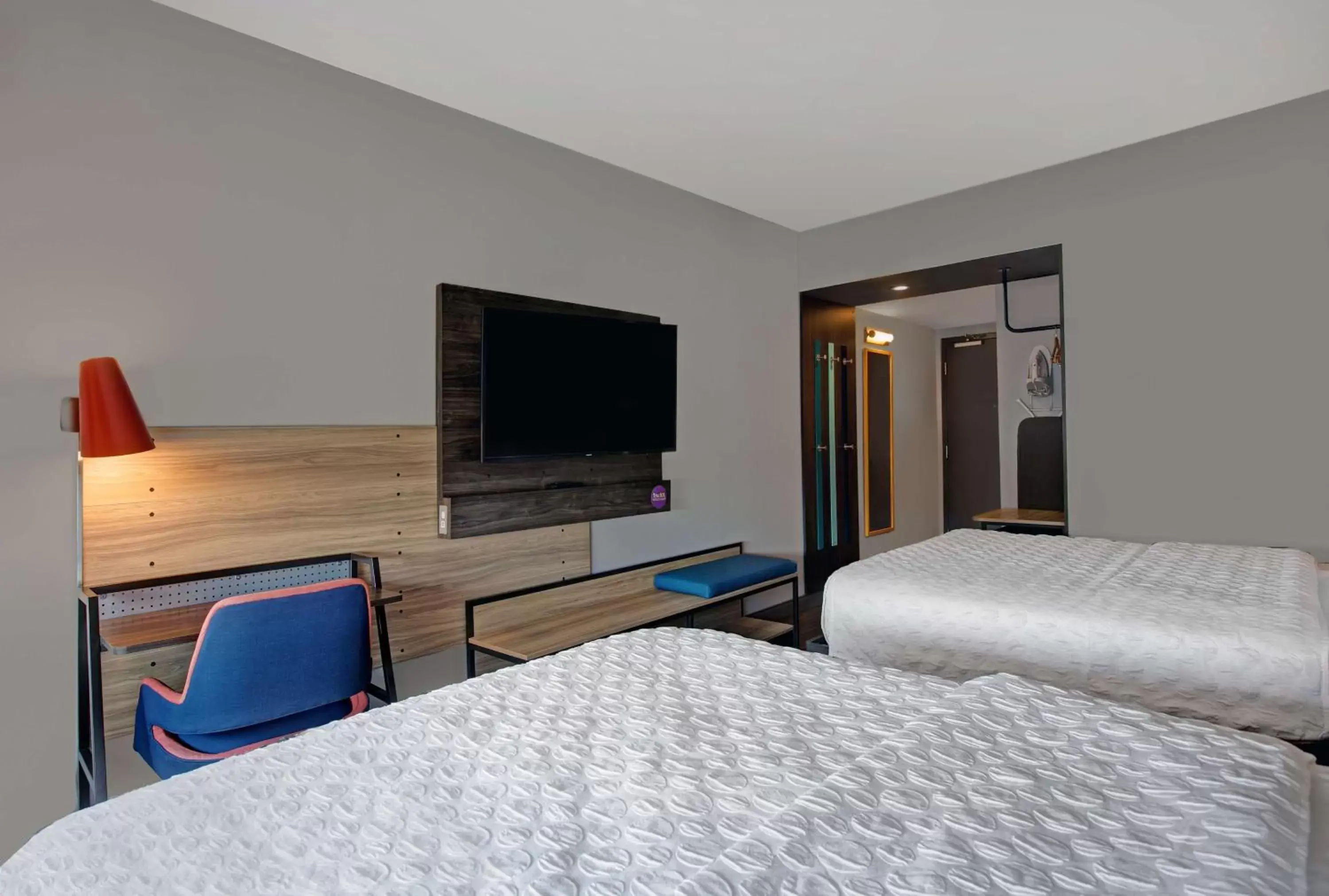 Bed, TV/Entertainment Center in Tru By Hilton Knoxville West Turkey Creek