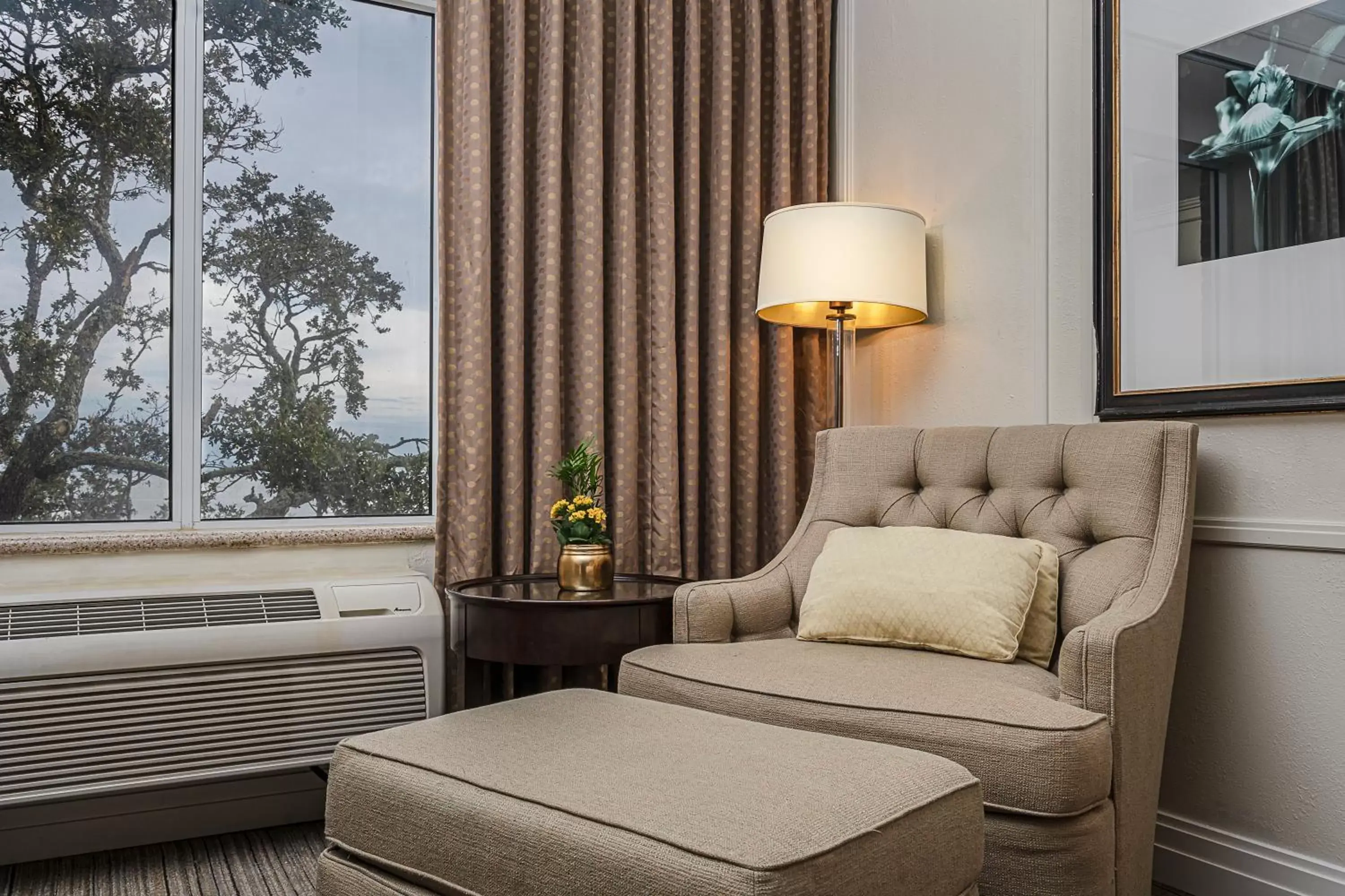 Seating area, Bed in The Inn at Long Beach