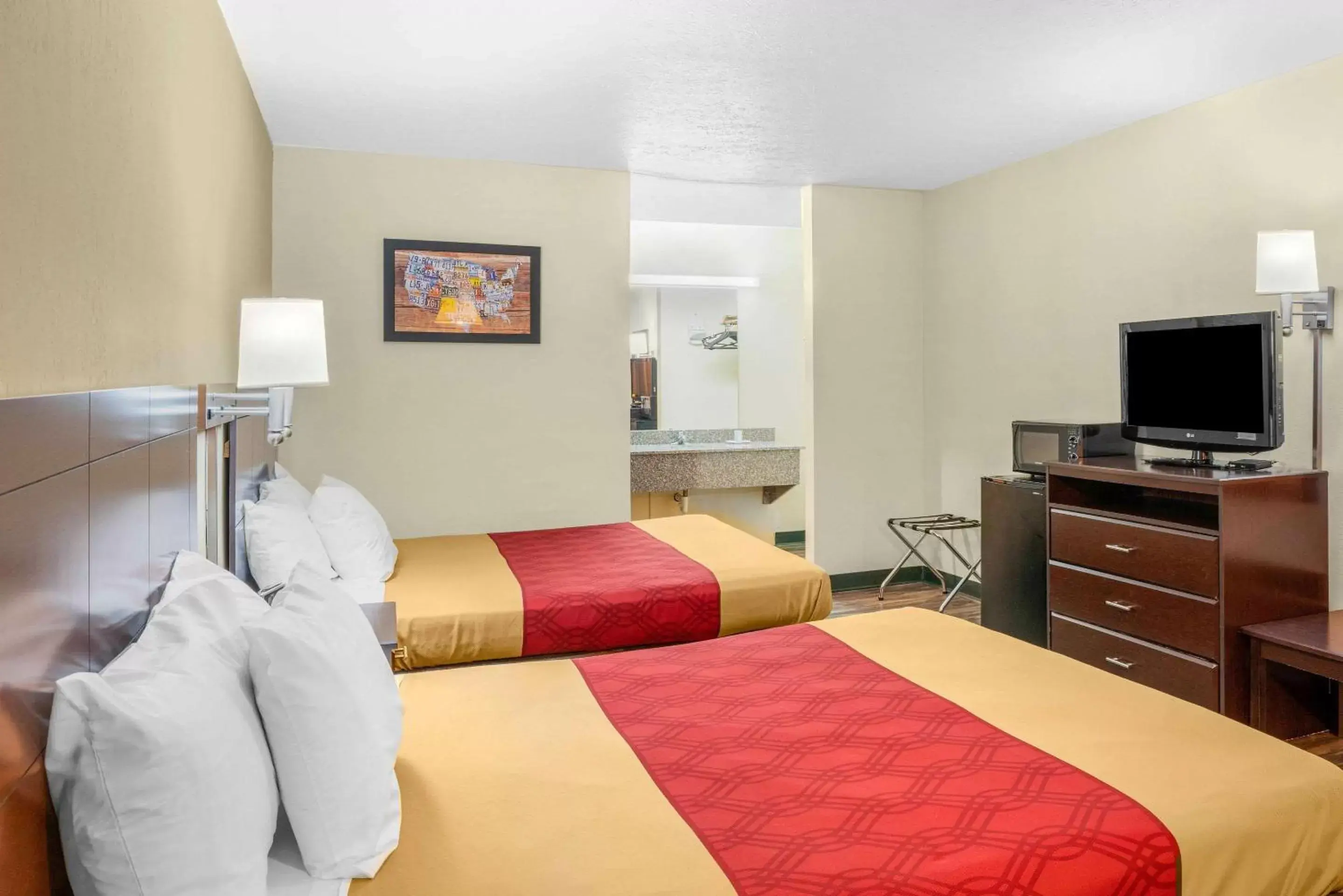 Photo of the whole room, Bed in Econo Lodge Rolla I-44 Exit 184 Near Missouri University of Science and Technology