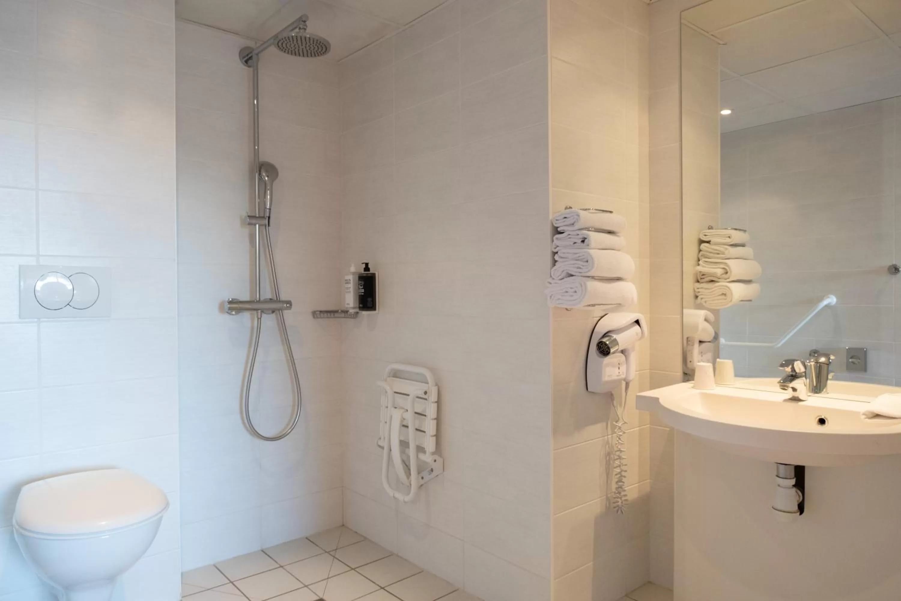 Shower in ibis Styles Saint Dizier