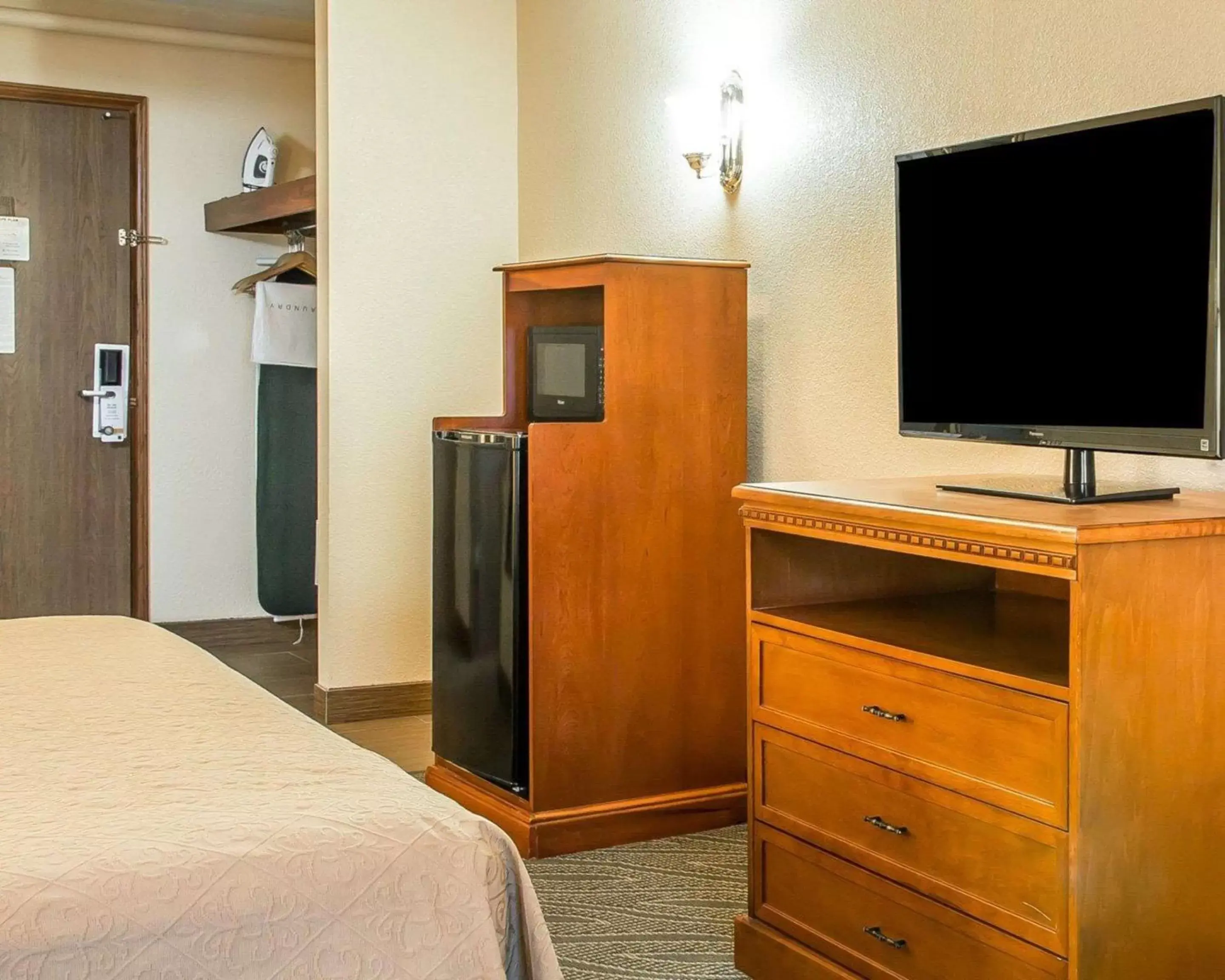 Photo of the whole room, TV/Entertainment Center in Quality Inn of Gaylord