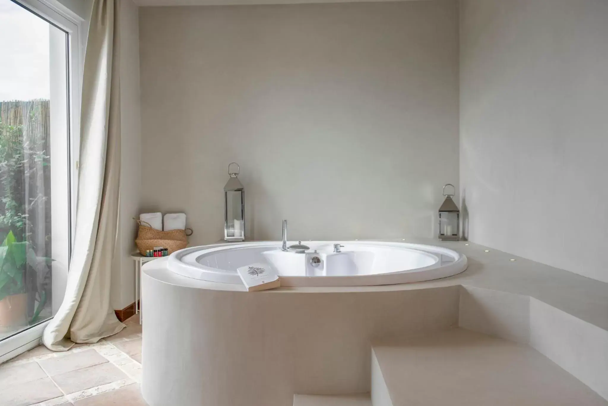 Hot Tub, Bathroom in La Locanda Del Pontefice - Luxury Country House