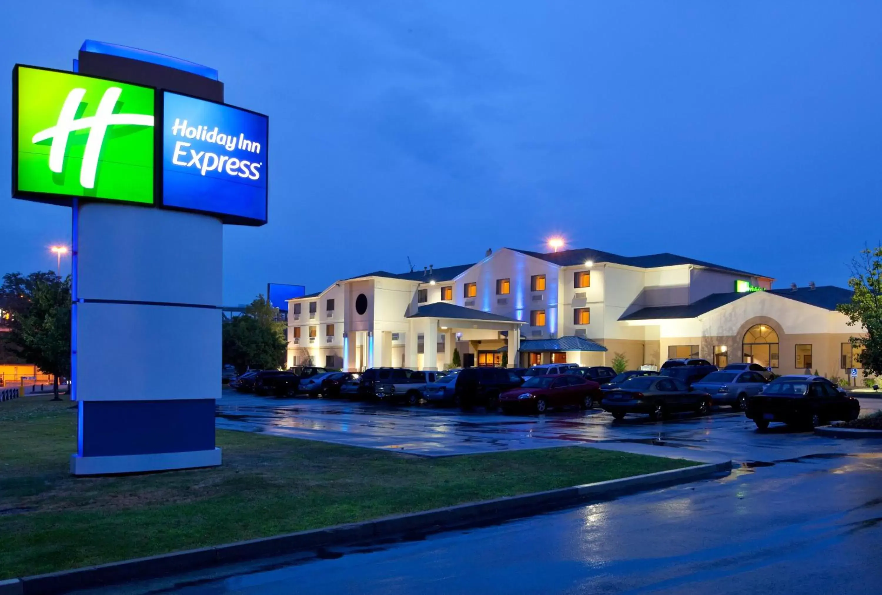 Property building in Holiday Inn Express Hotel Pittsburgh-North/Harmarville, an IHG Hotel