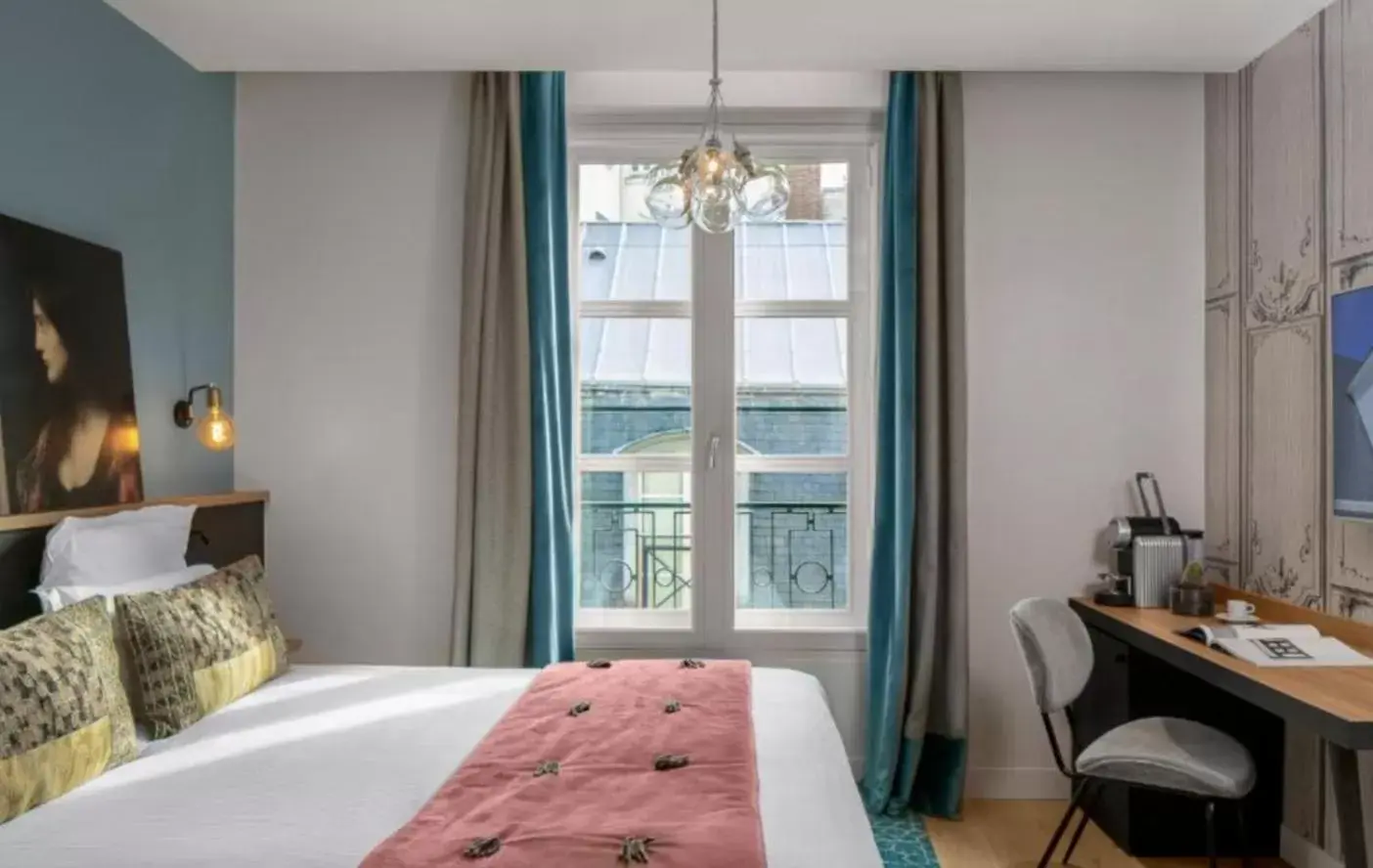 Bed in Lyric Hotel Paris Opera