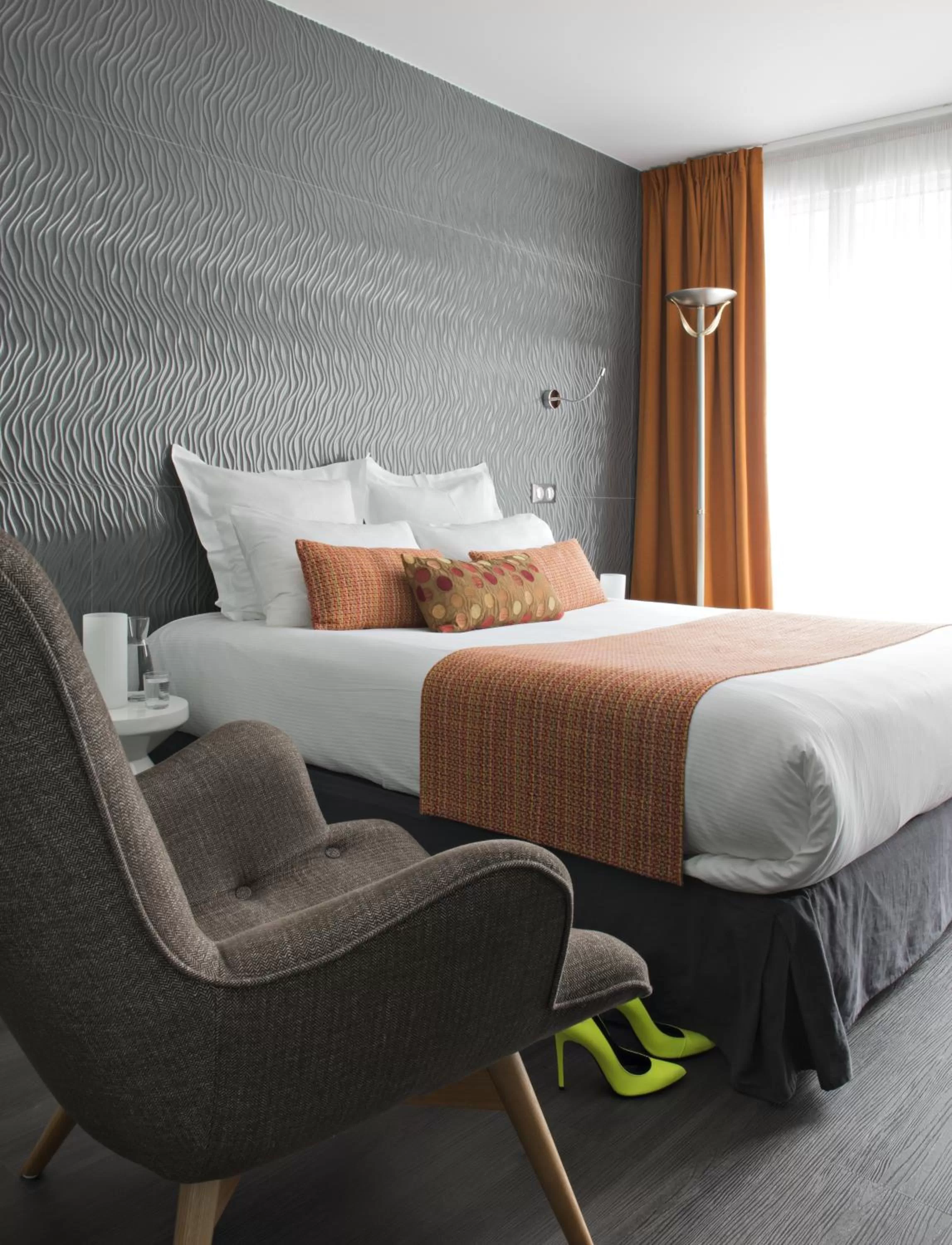 Photo of the whole room, Bed in Hôtel Le Rohan, centre Cathédrale