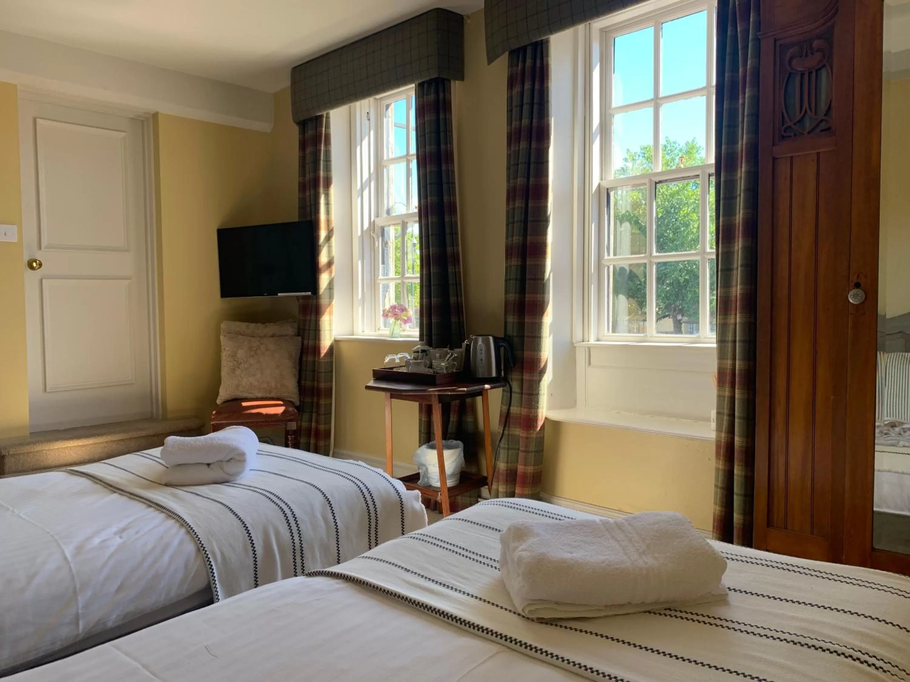 Bedroom, Bed in The Black Swan Inn