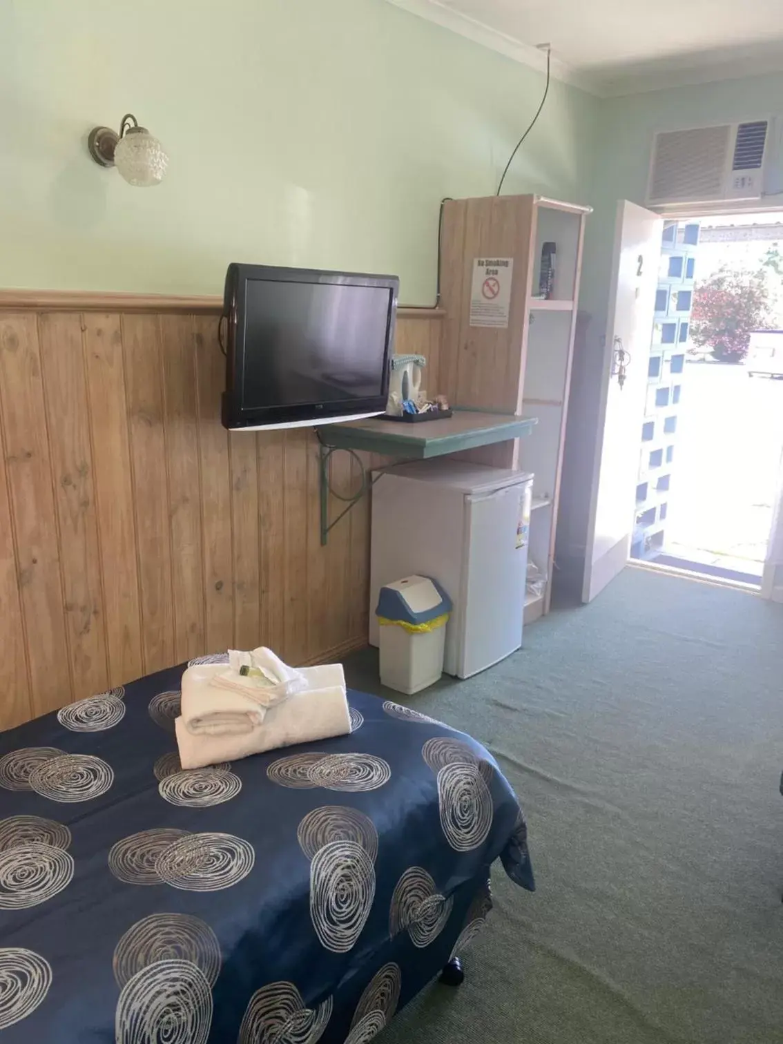 Bedroom, TV/Entertainment Center in Paddle Steamer Motel