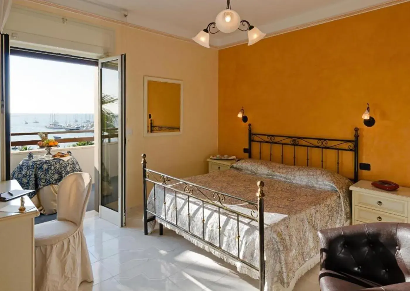 Balcony/Terrace, Bed in Hotel Mediterraneo