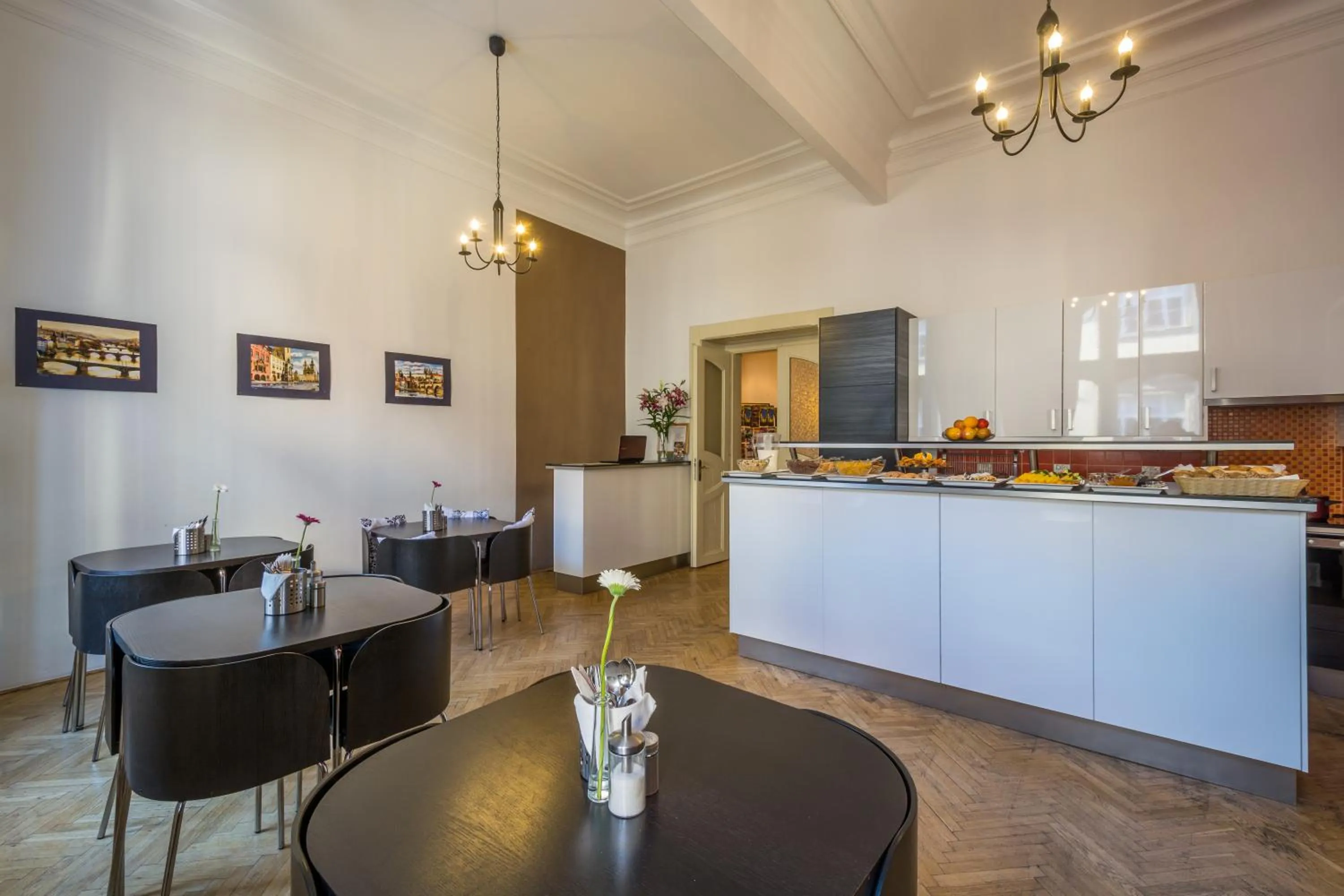 Breakfast in Royal Road Residence