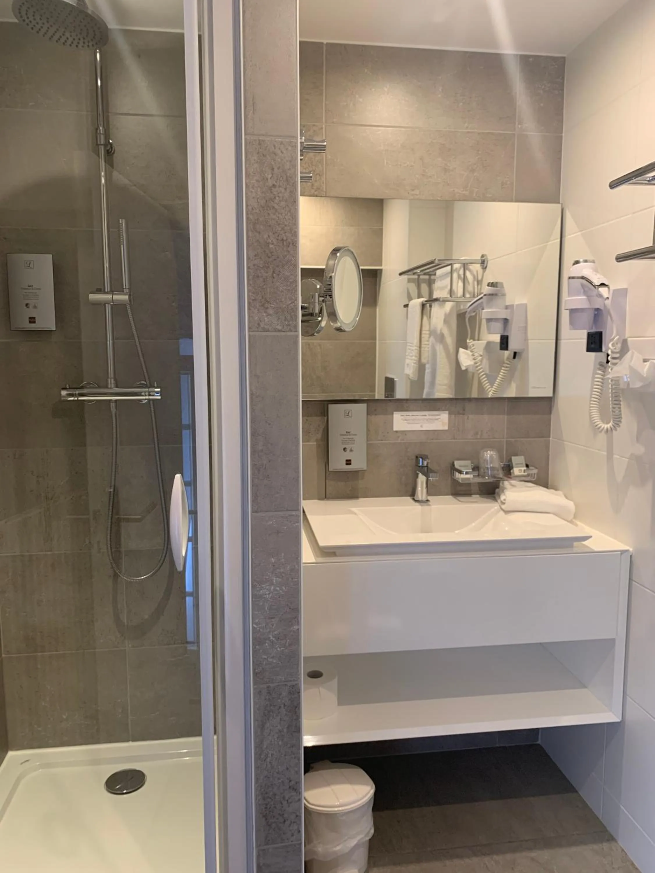 Shower in Logis Hôtel Restaurant Le Moulin de la Coudre