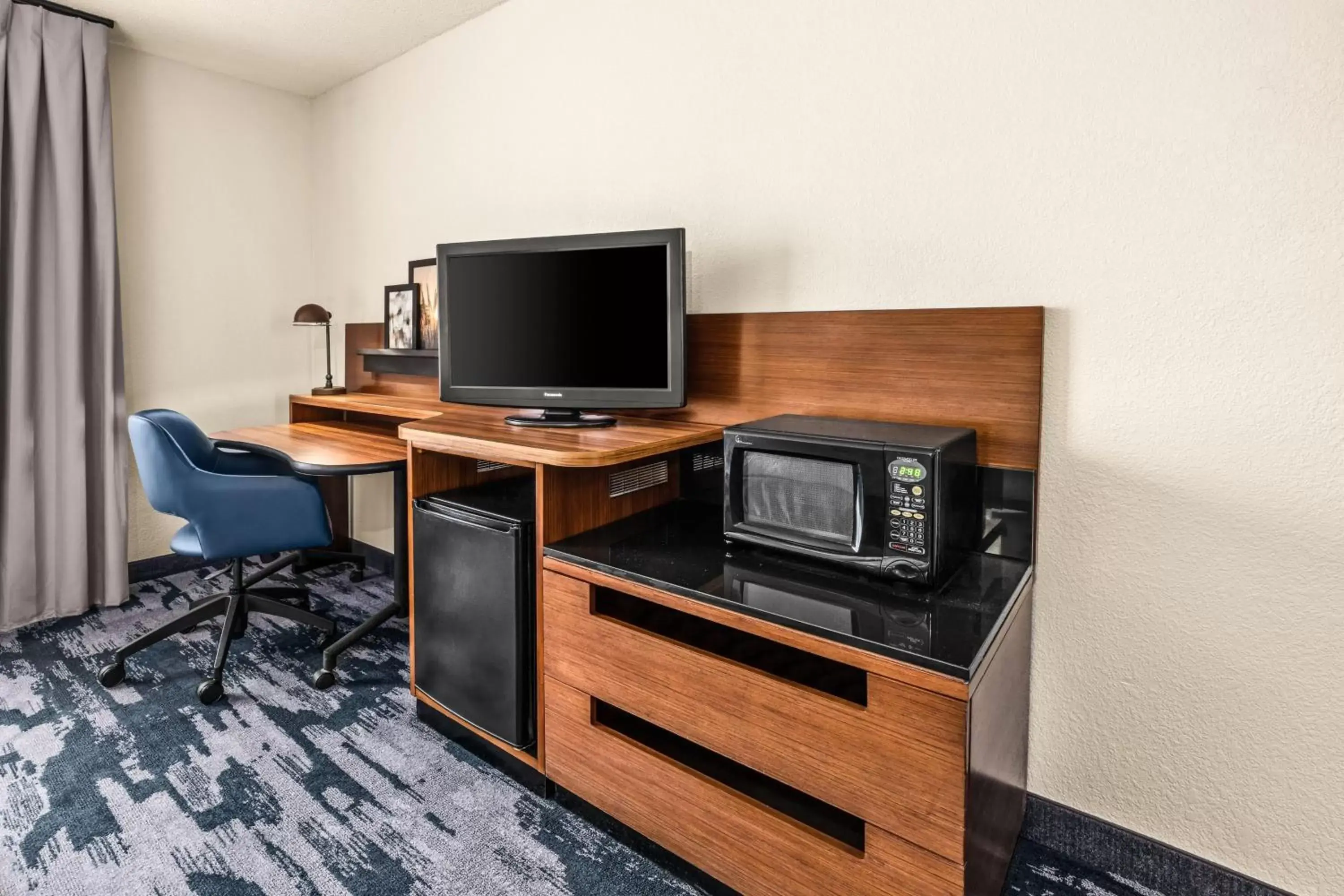 Photo of the whole room, TV/Entertainment Center in Fairfield Inn & Suites by Marriott San Antonio Downtown/Market Square