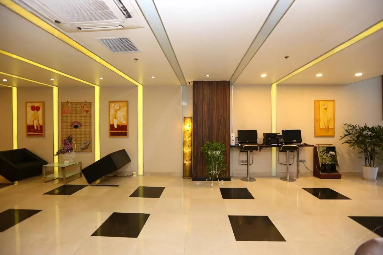 Lobby or reception in Parkside Sunline Hotel