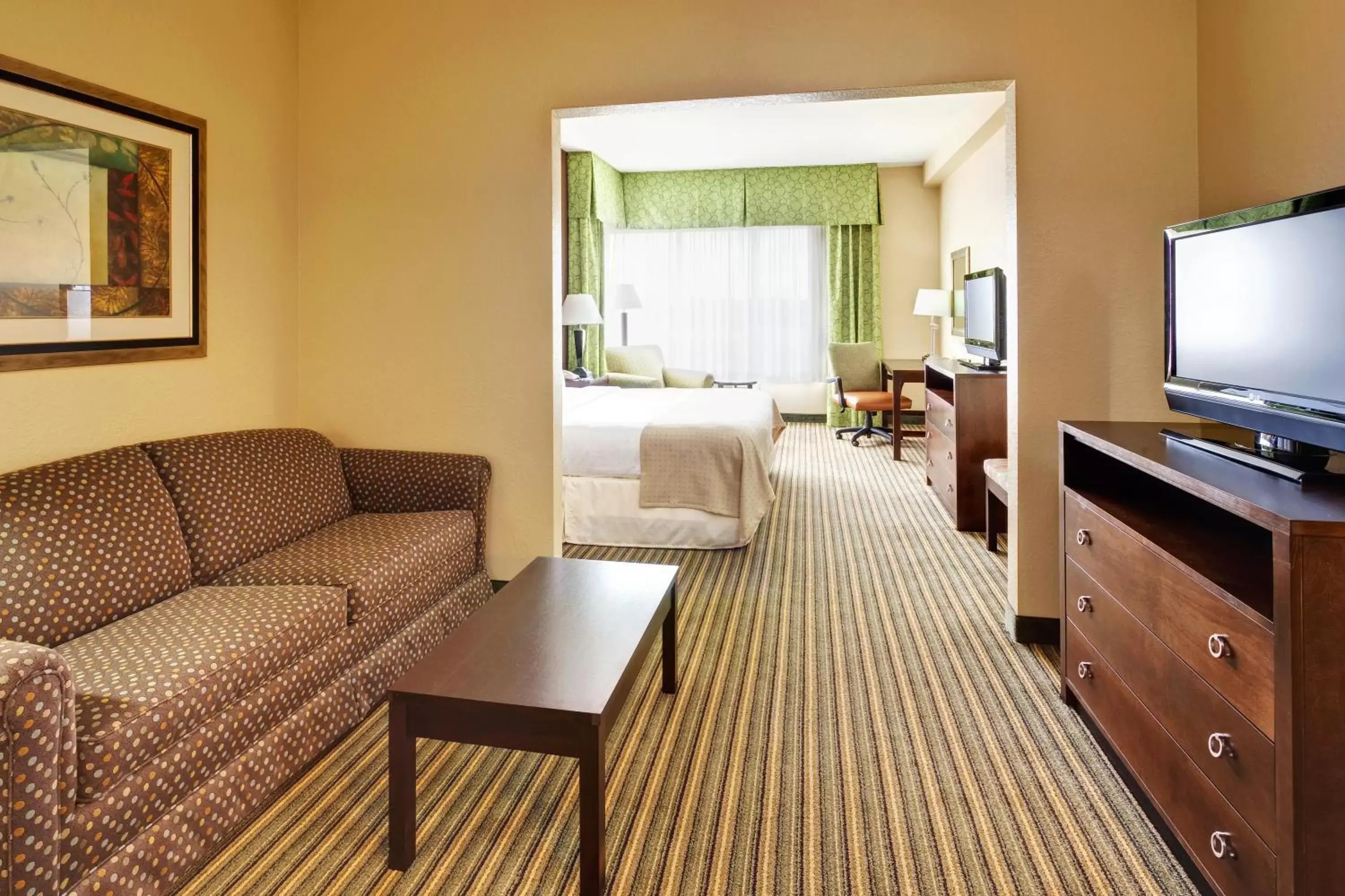 Photo of the whole room, Seating Area in Holiday Inn Pearl - Jackson Area, an IHG Hotel