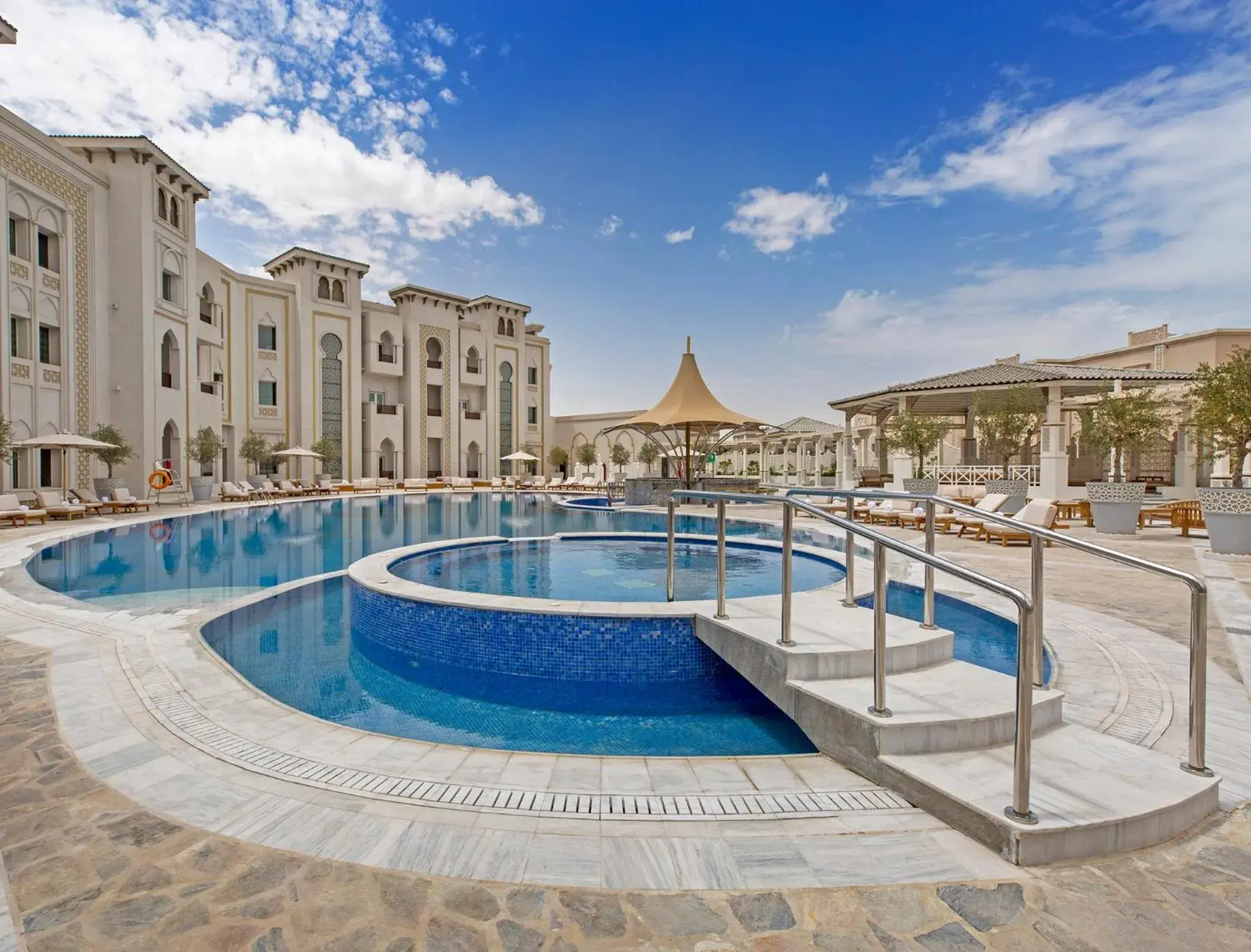 Swimming pool in Ezdan Palace Hotel