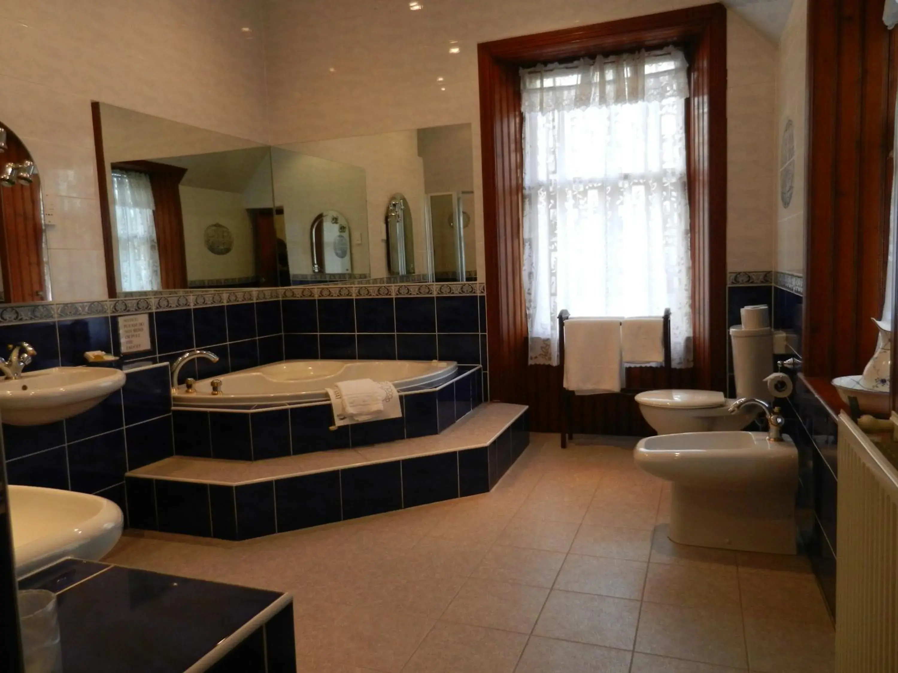 Toilet, Bathroom in Mansfield Castle Hotel