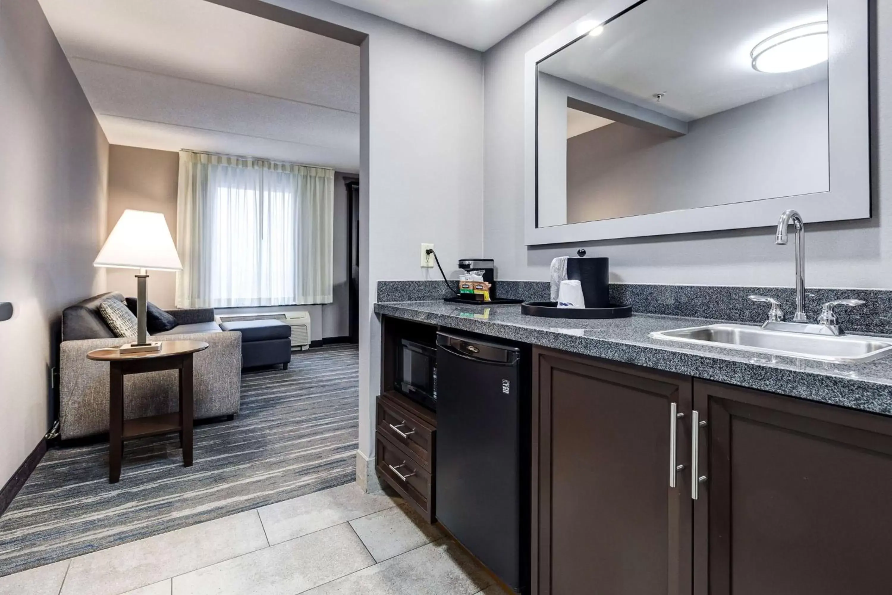 Photo of the whole room, Kitchen/Kitchenette in Hampton Inn & Suites by Hilton Brantford
