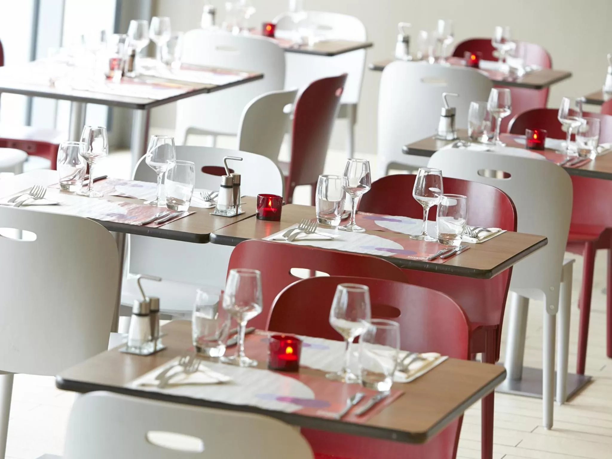 Restaurant/places to eat in Campanile Lille Euralille