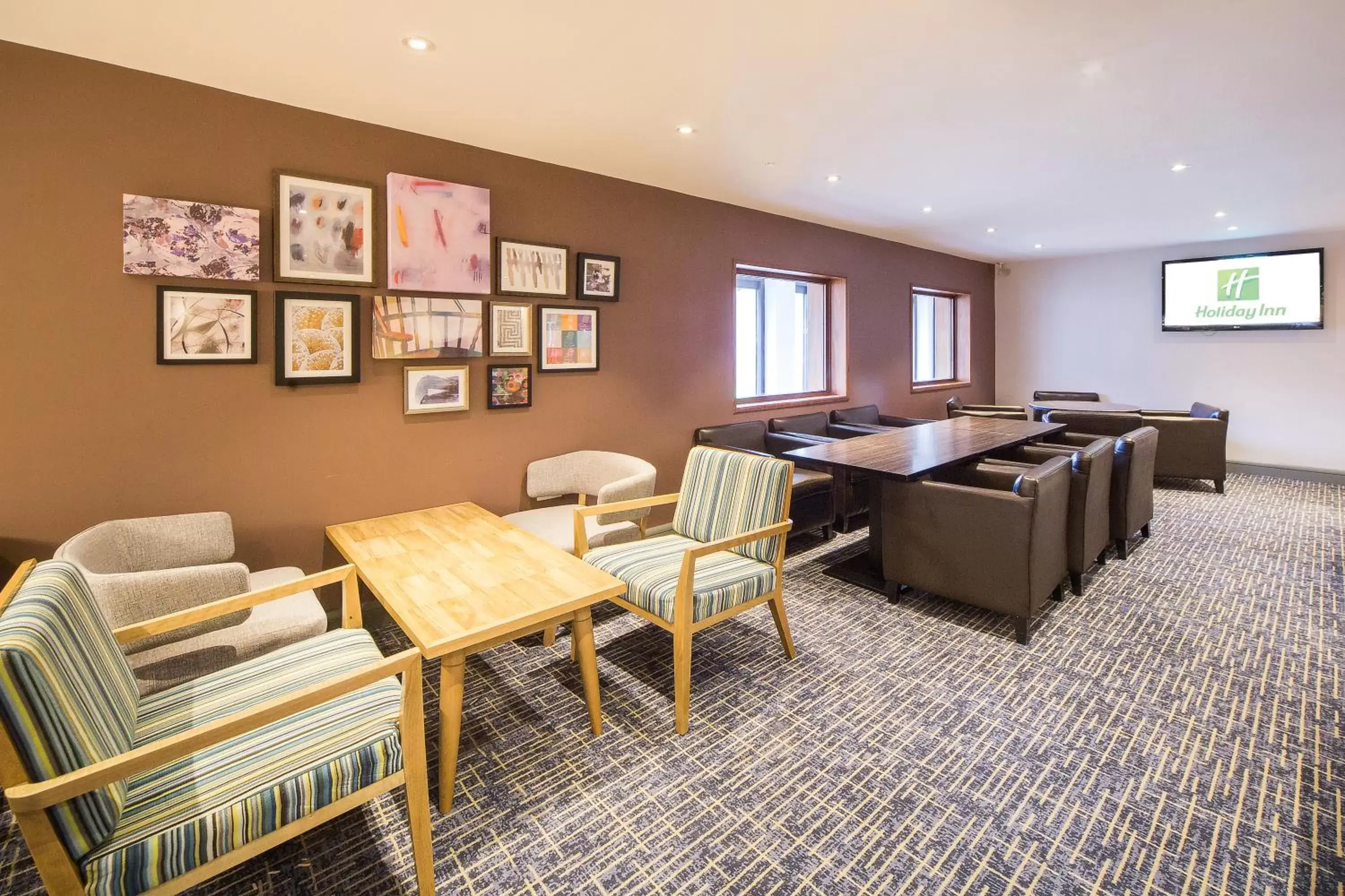 Communal lounge/ TV room, Restaurant/Places to Eat in Holiday Inn High Wycombe M40, Jct.4, an IHG Hotel
