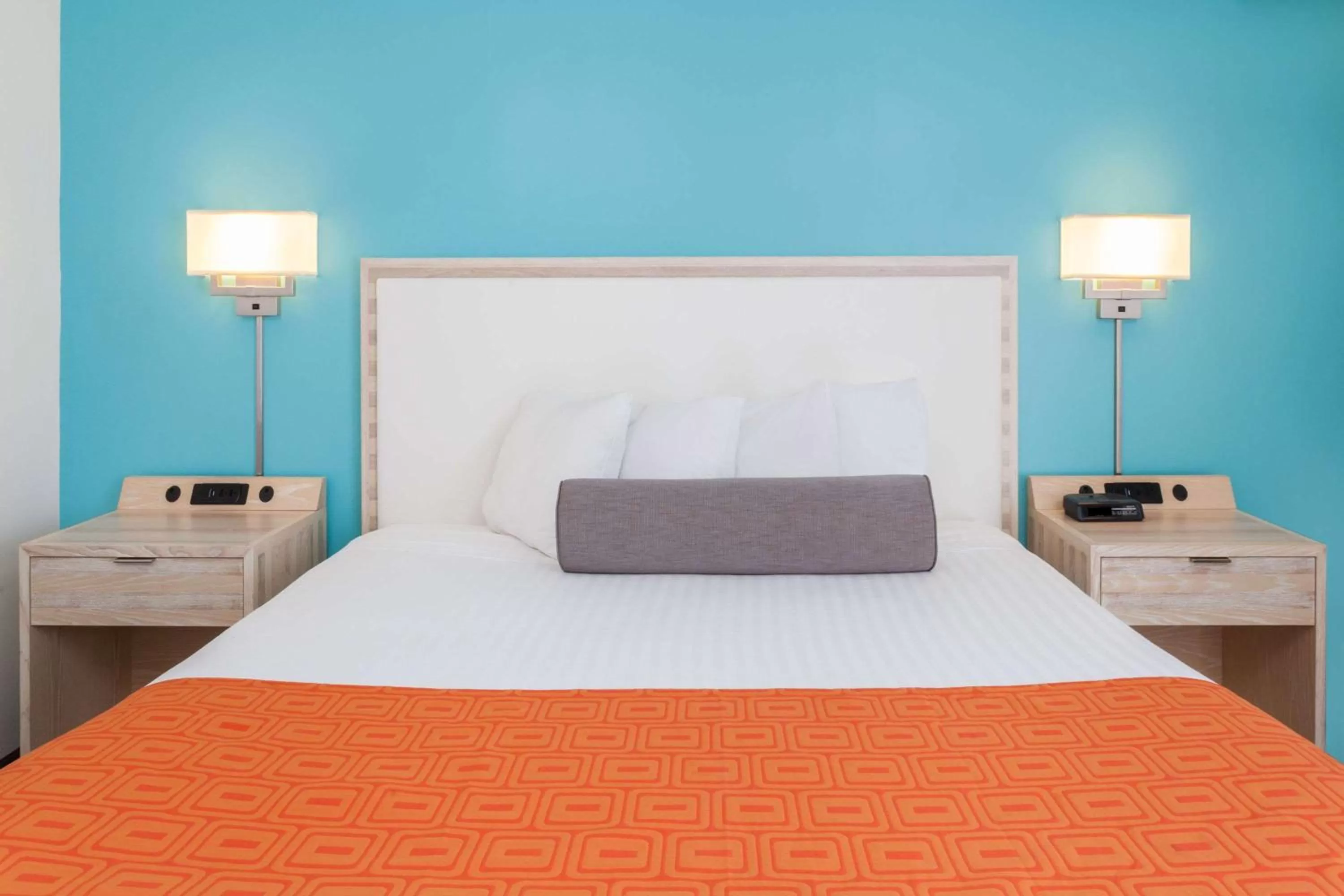 Photo of the whole room, Bed in Howard Johnson by Wyndham Mystic