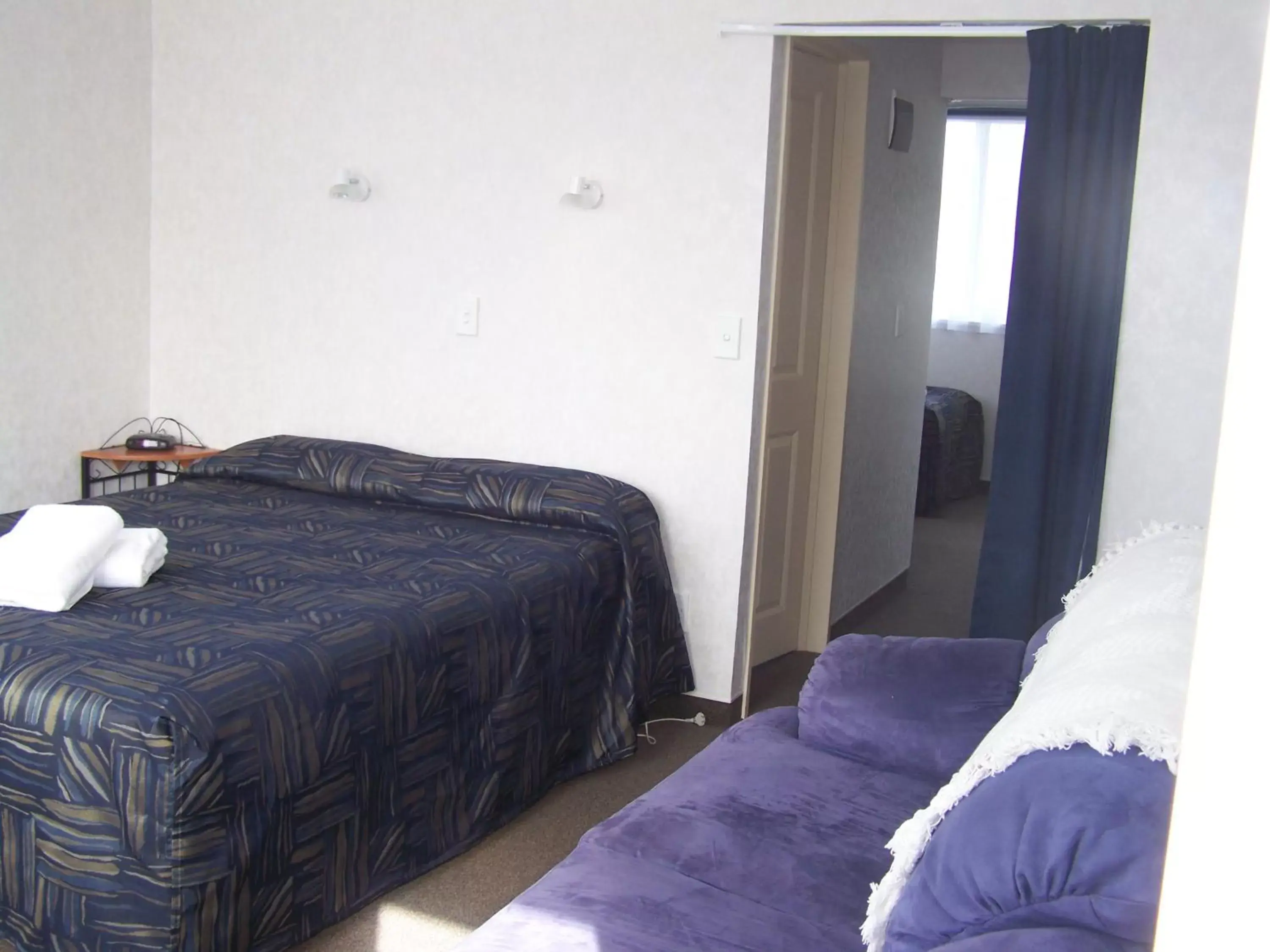 Photo of the whole room, Bed in Parklands Motel