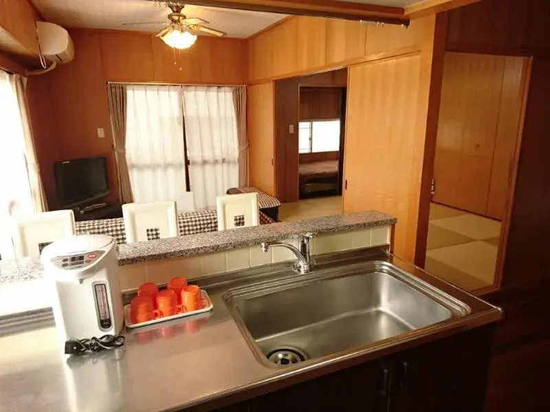 Kitchen/Kitchenette in Kokusai Towns Inn
