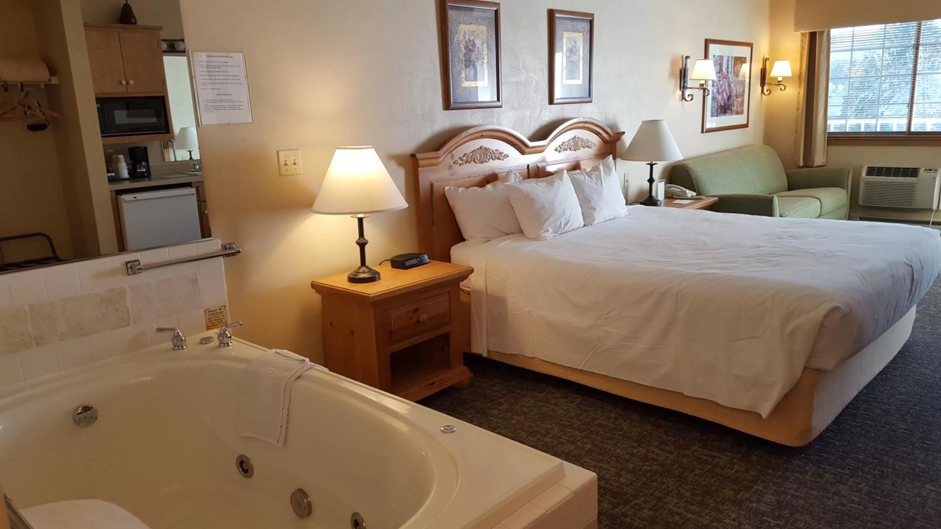 Photo of the whole room, Bed in Homestead Suites - Fish Creek
