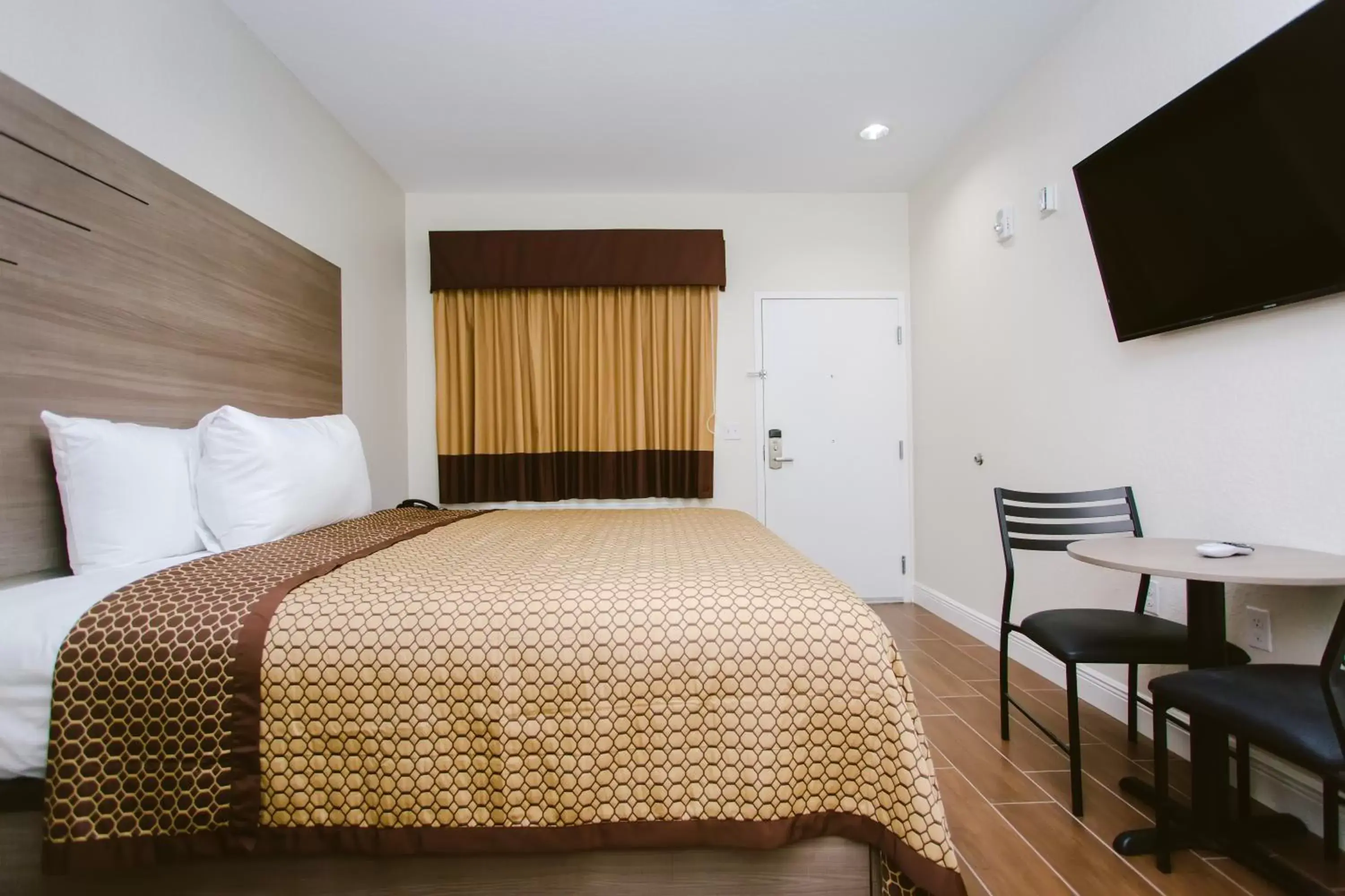 Bed in scottish inn & suites
