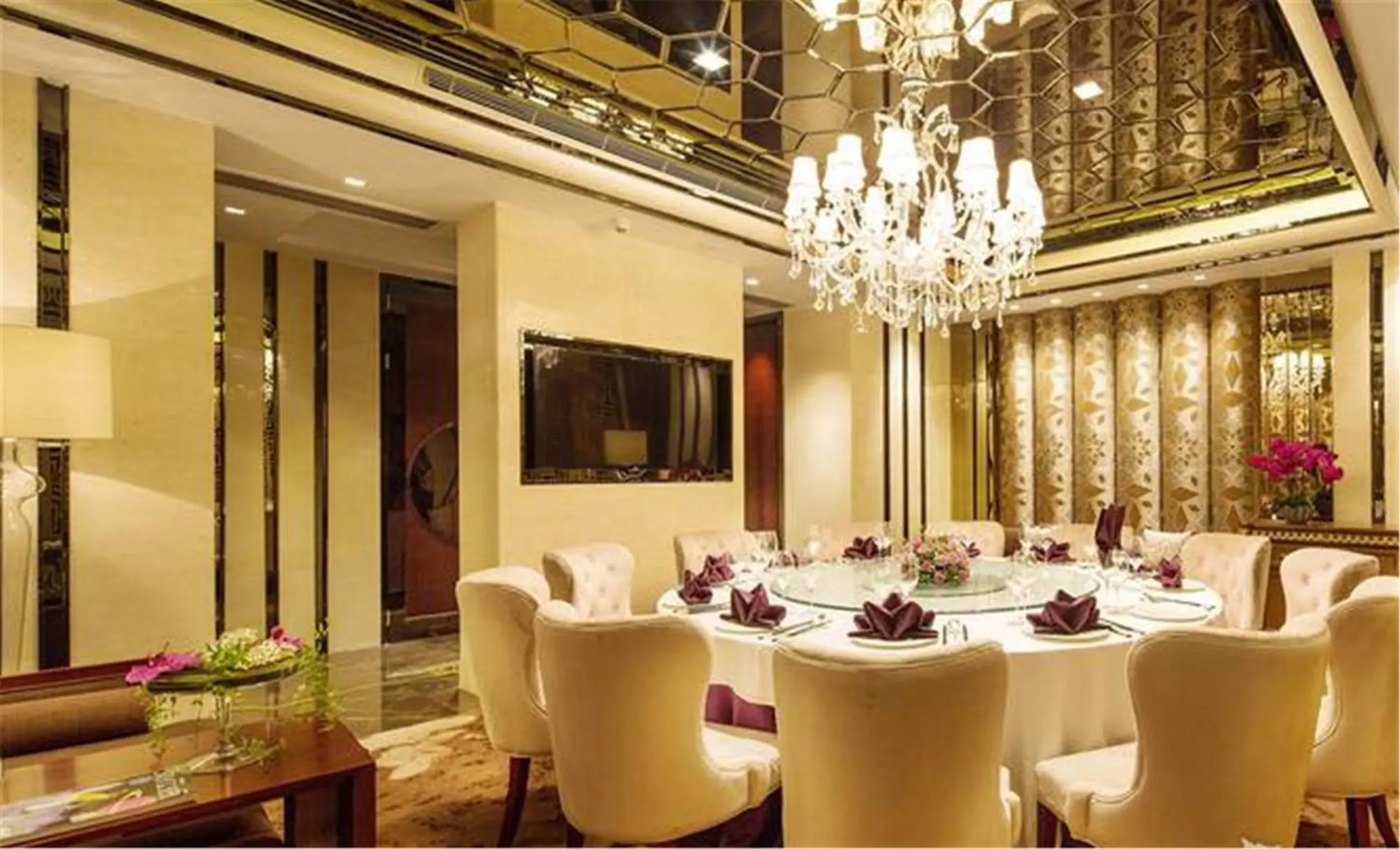 Restaurant/Places to Eat in GuangDong Hotel Shanghai