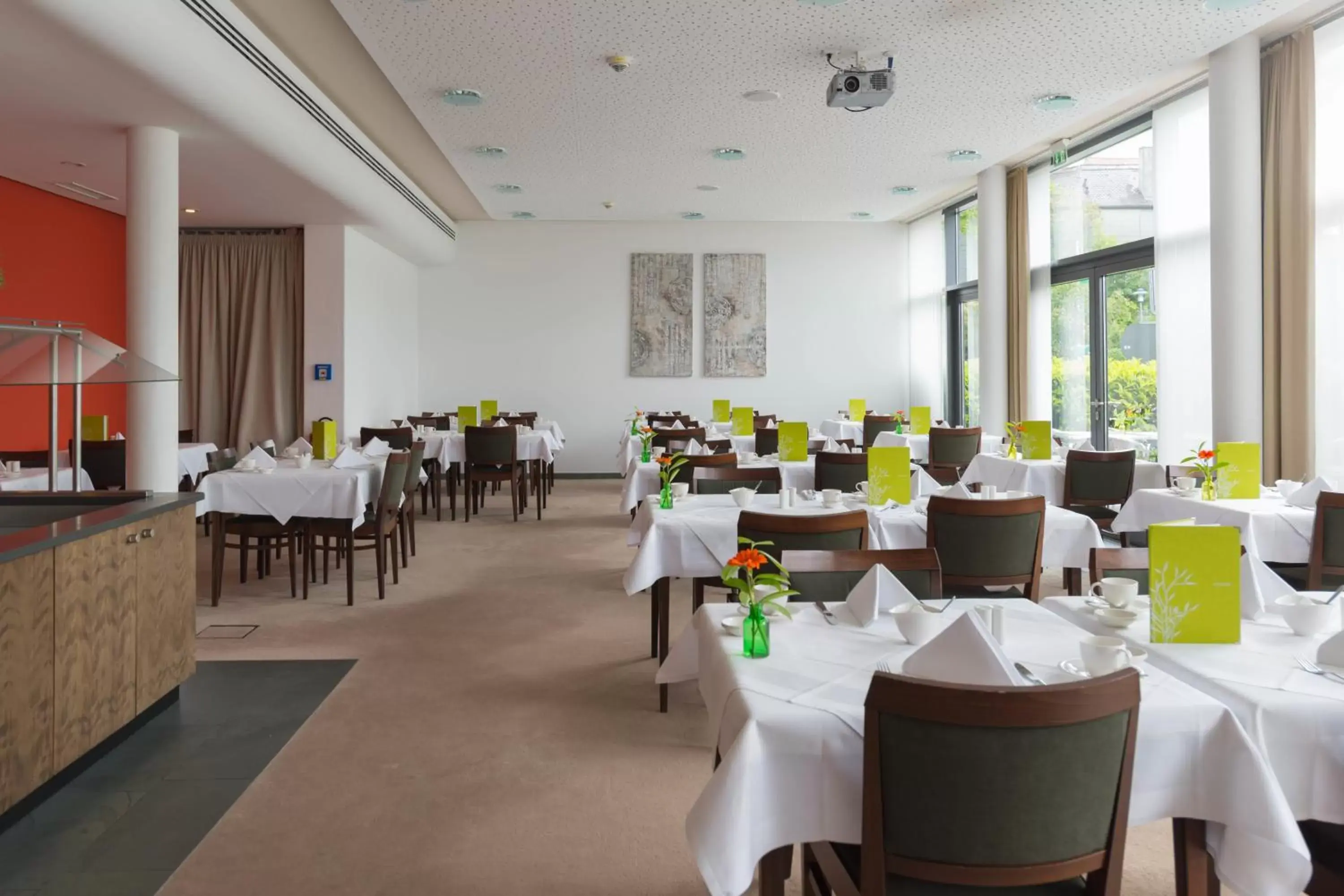 Restaurant/Places to Eat in ACHAT Hotel Corbin München Airport
