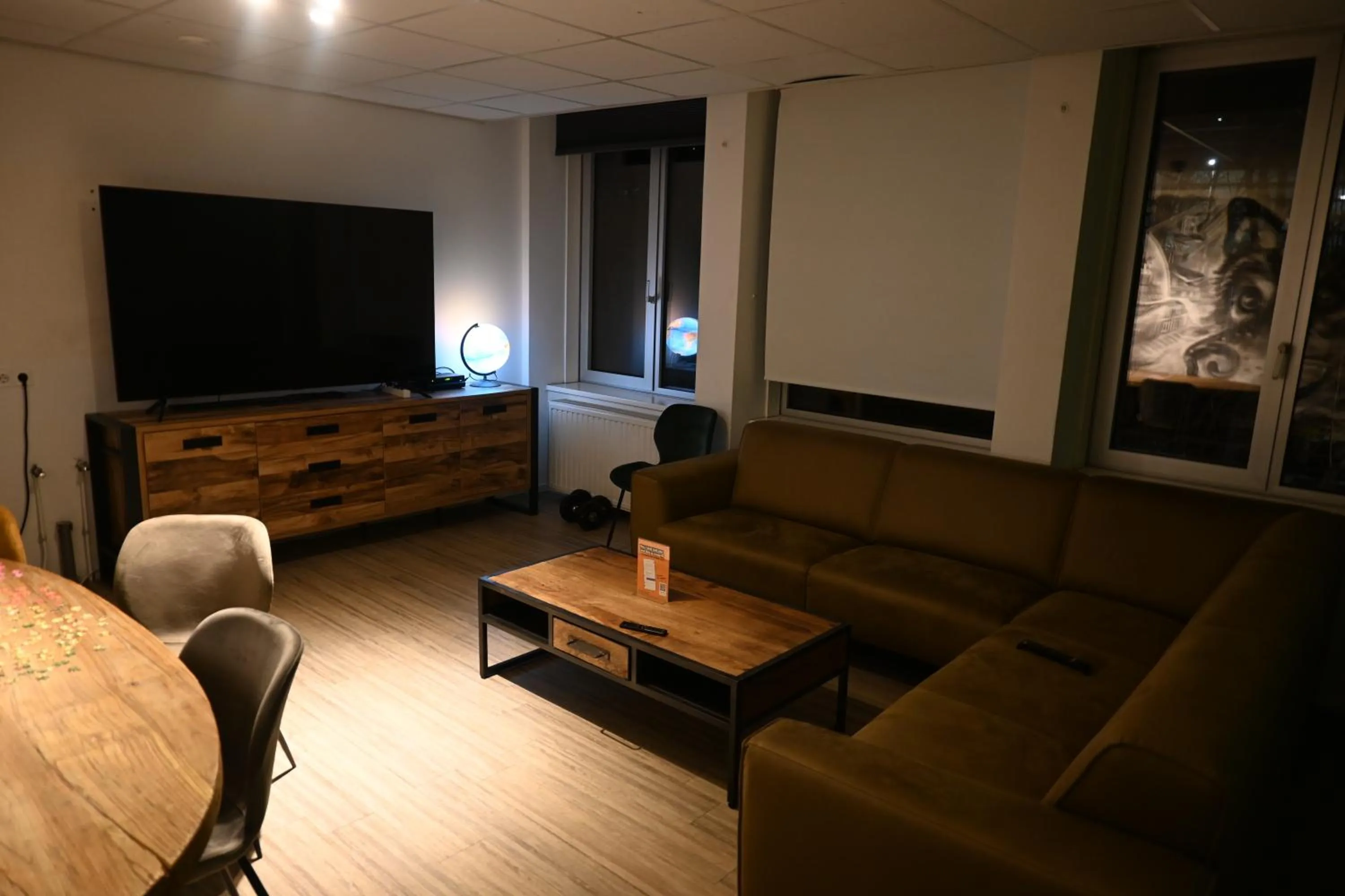 Communal lounge/ TV room in Dutchies Hostel