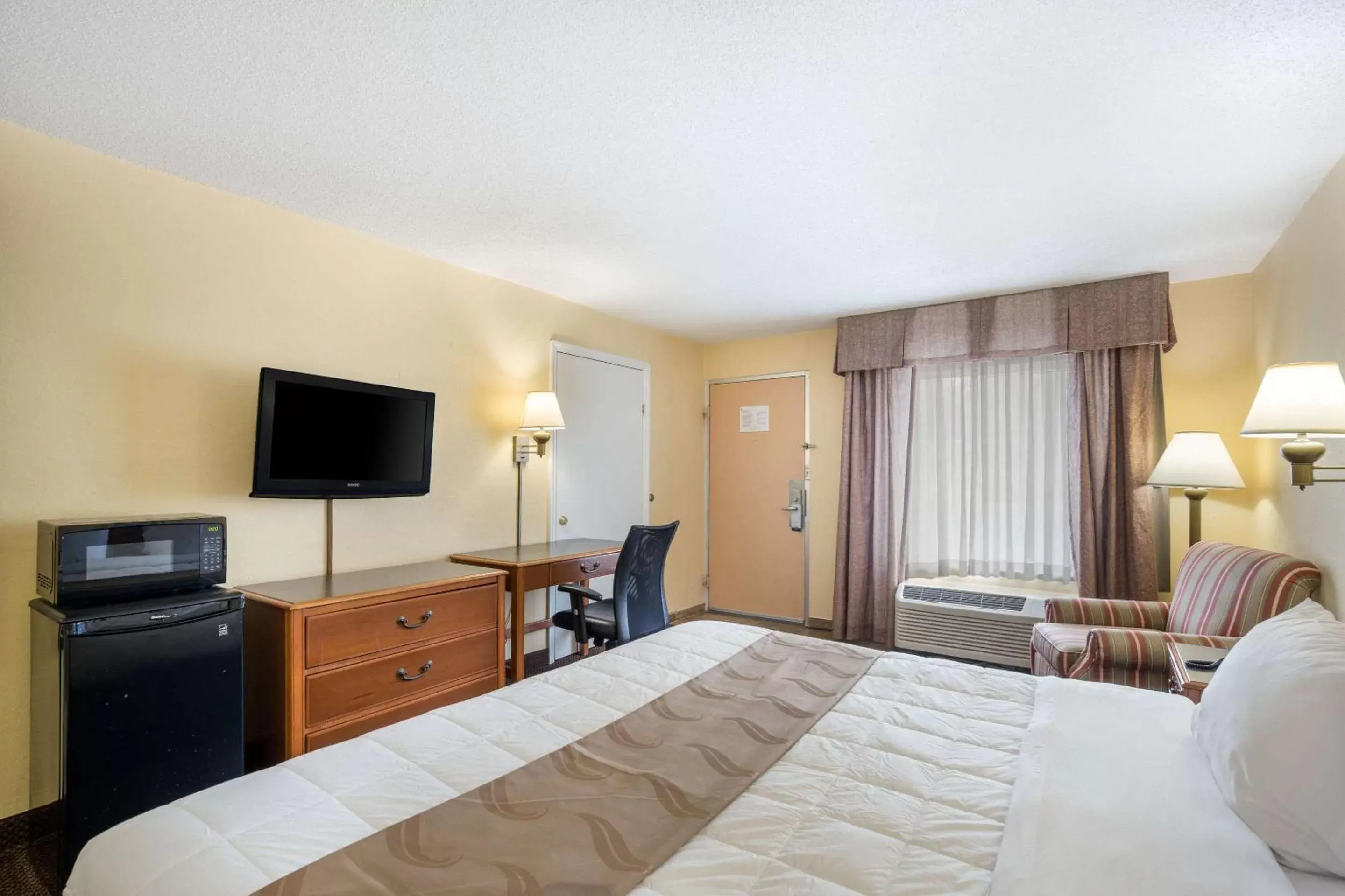 Photo of the whole room, TV/Entertainment Center in Quality Inn White Springs Suwanee