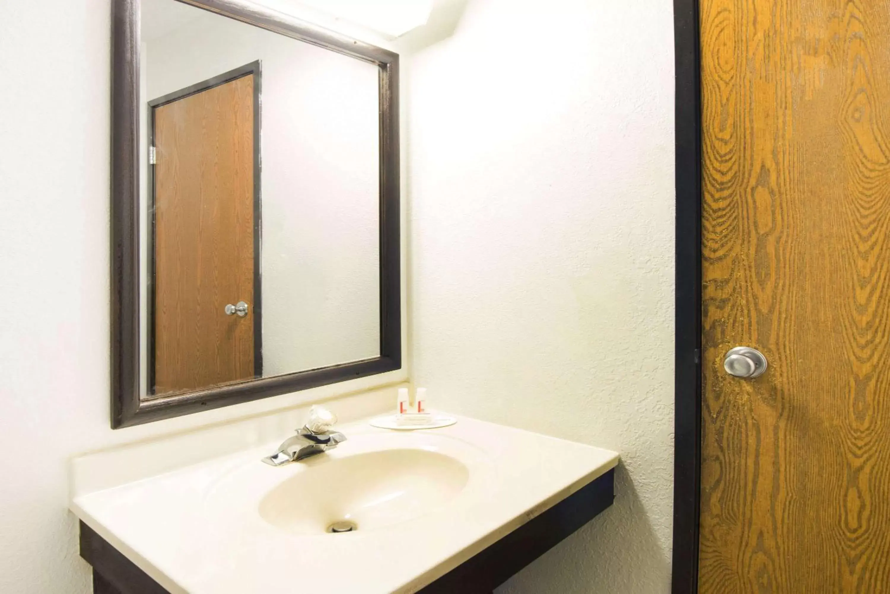 Bathroom in Super 8 by Wyndham Pittsburgh Airport/Coraopolis Area