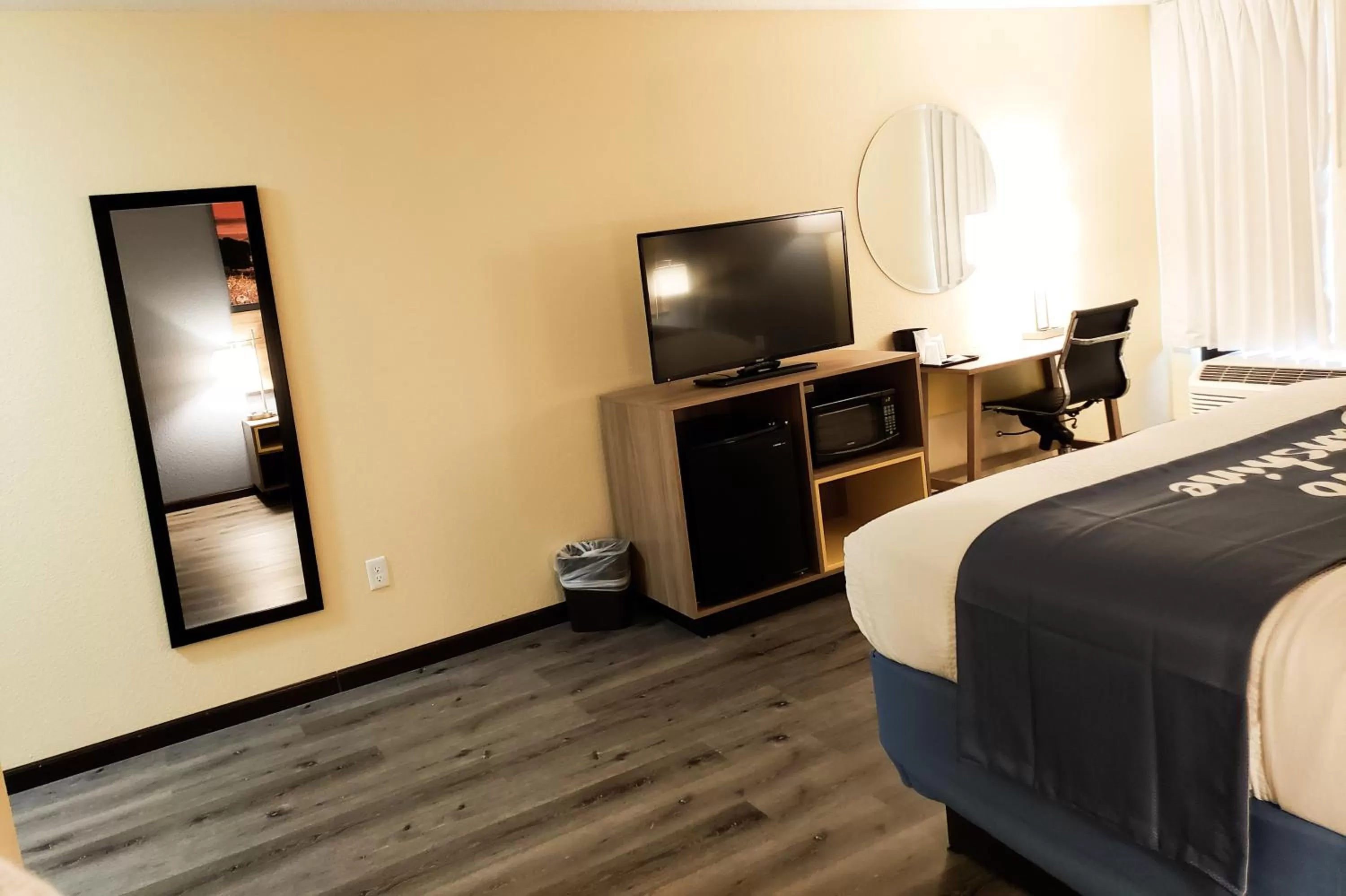 Bed in Days Inn & Suites by Wyndham Merrillville