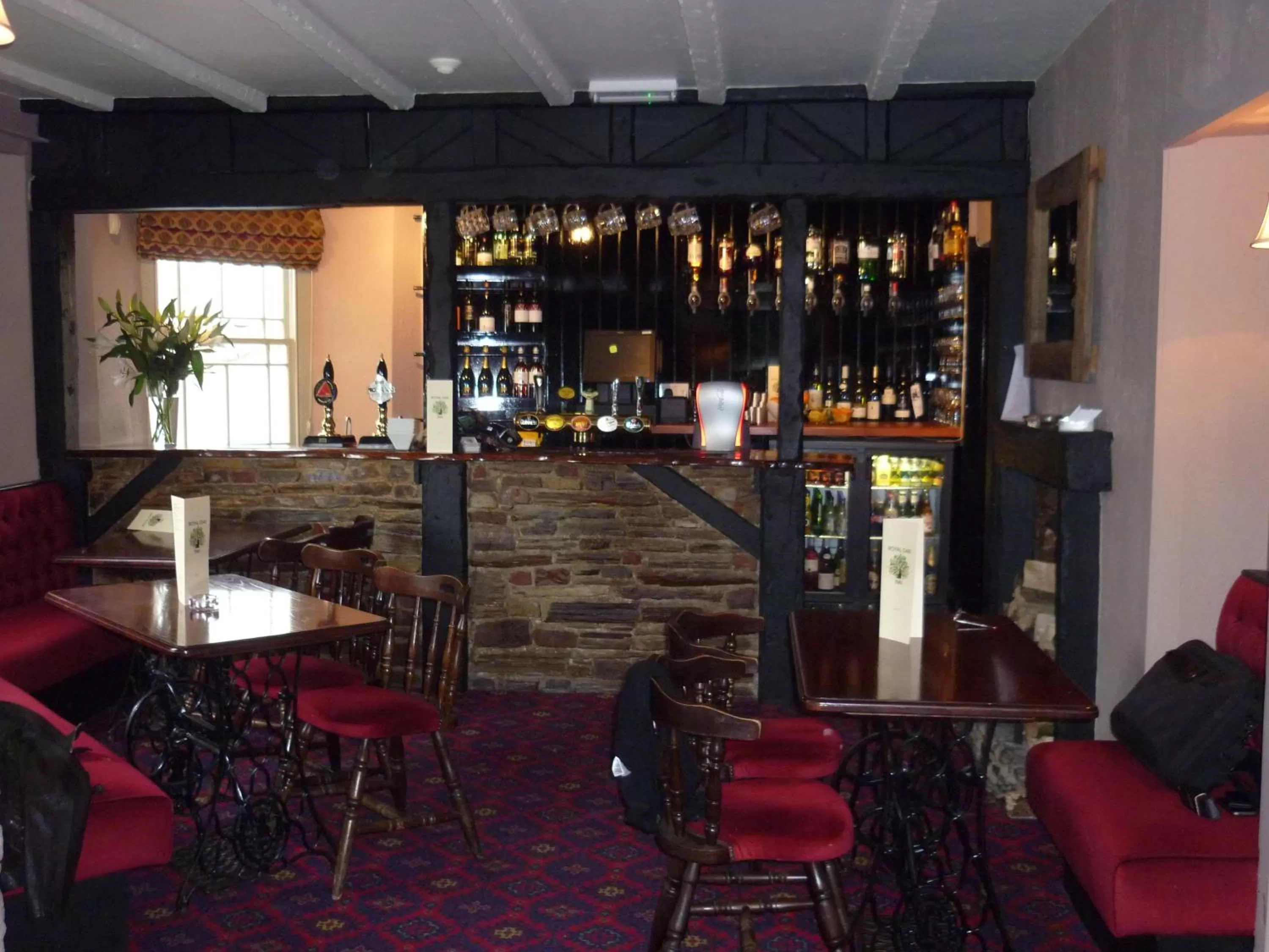 Lounge or bar in Royal Oak Inn