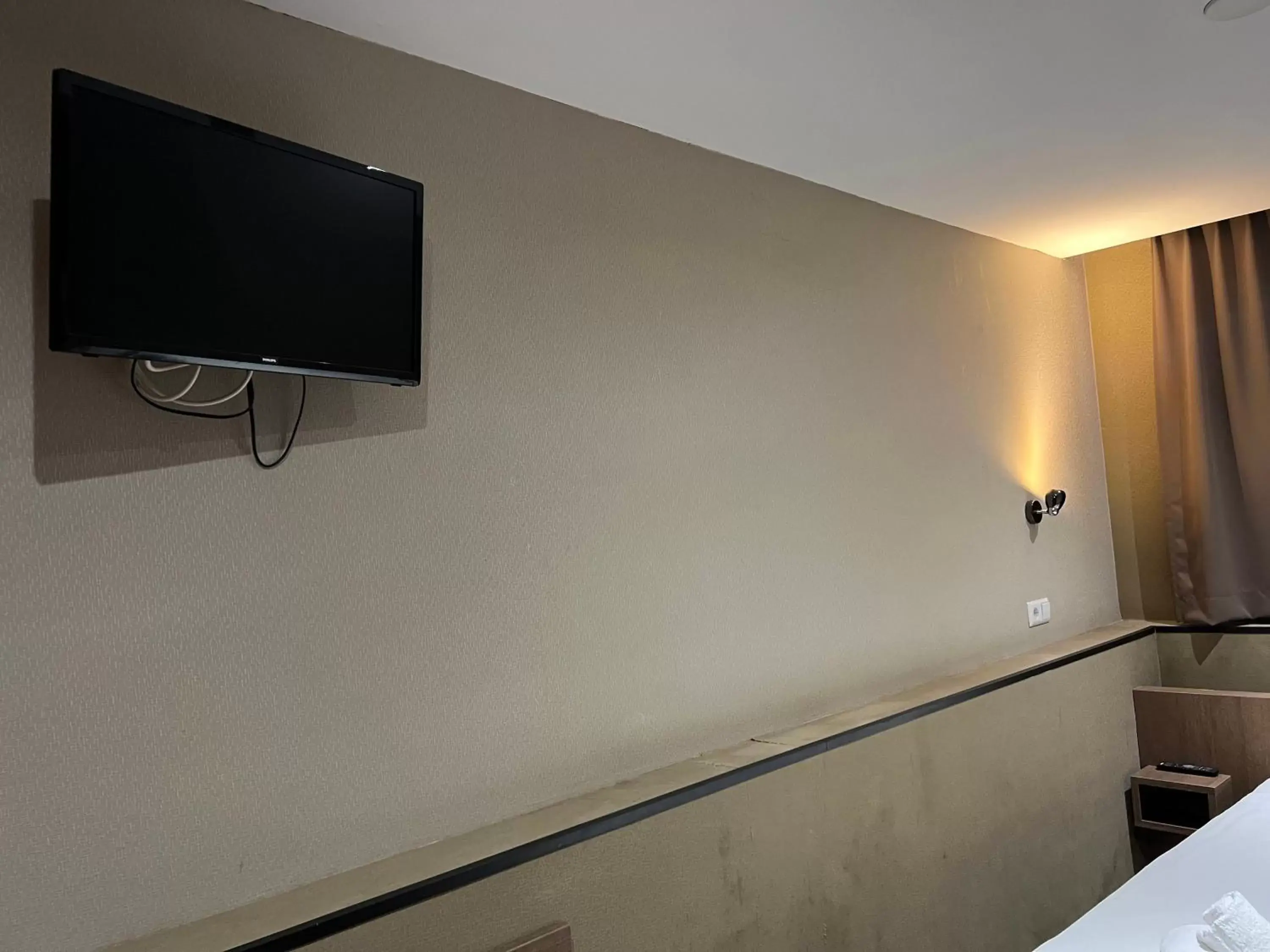 TV and multimedia, TV/Entertainment Center in Blossoms City Hotel