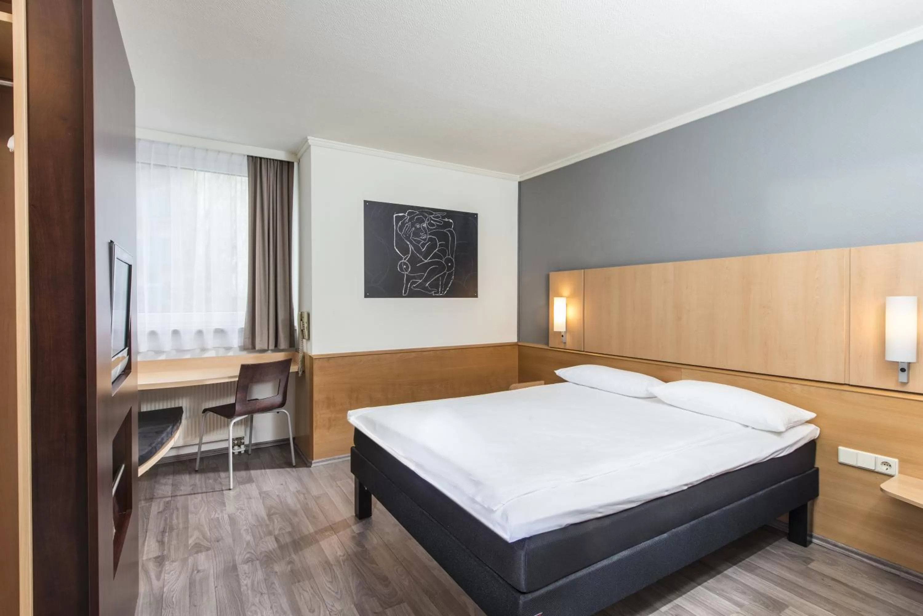Photo of the whole room, Bed in ibis Leipzig Nord-Ost