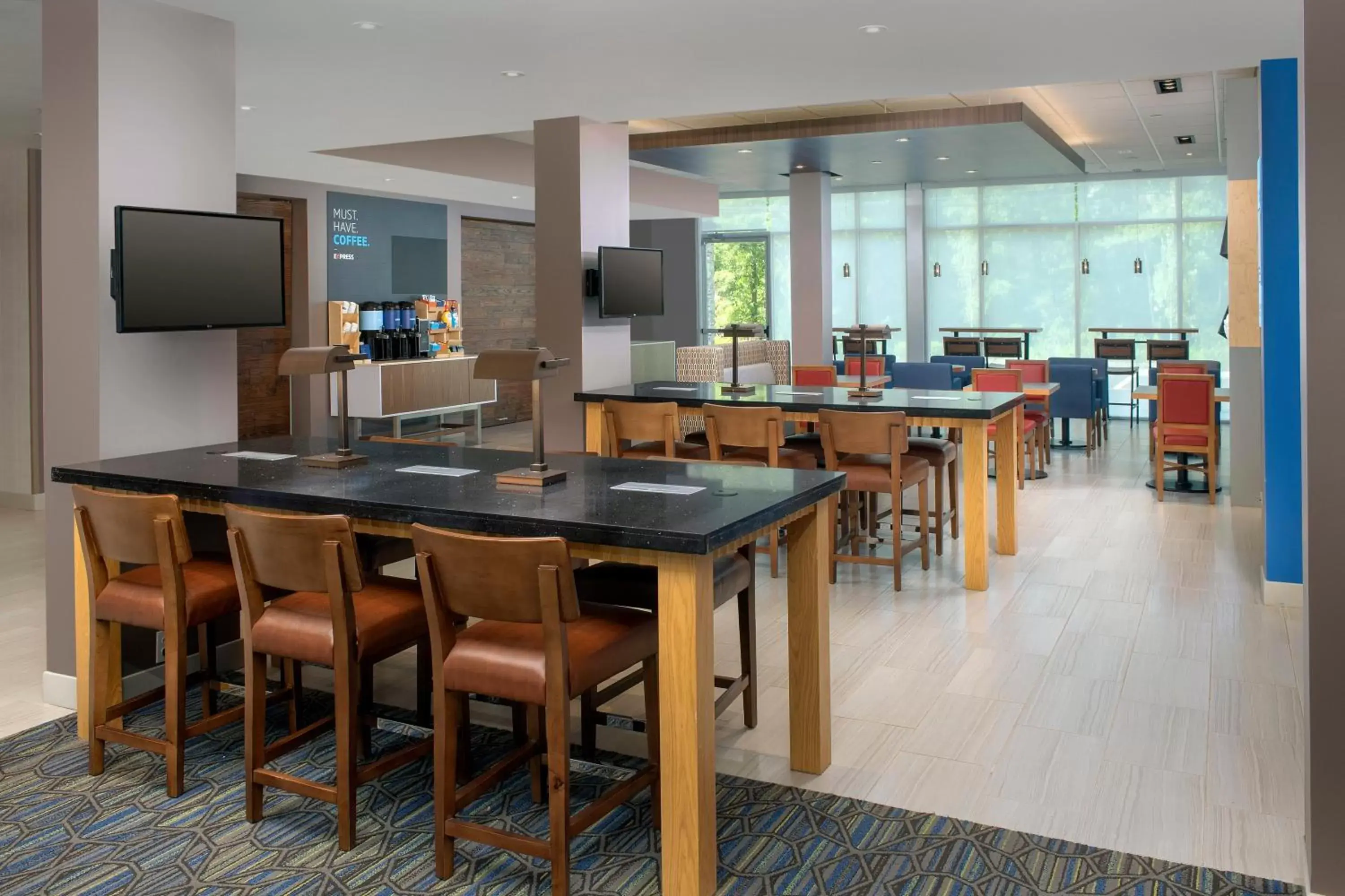 Breakfast, Lounge/Bar in Holiday Inn Express & Suites Kingsland I-95-Naval Base Area, an IHG Hotel
