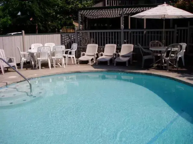 Swimming Pool in Cedarwood Inn