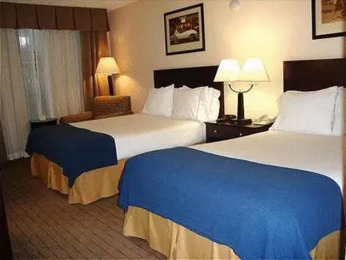Bed in Holiday Inn Express Little Rock-Airport, an IHG Hotel
