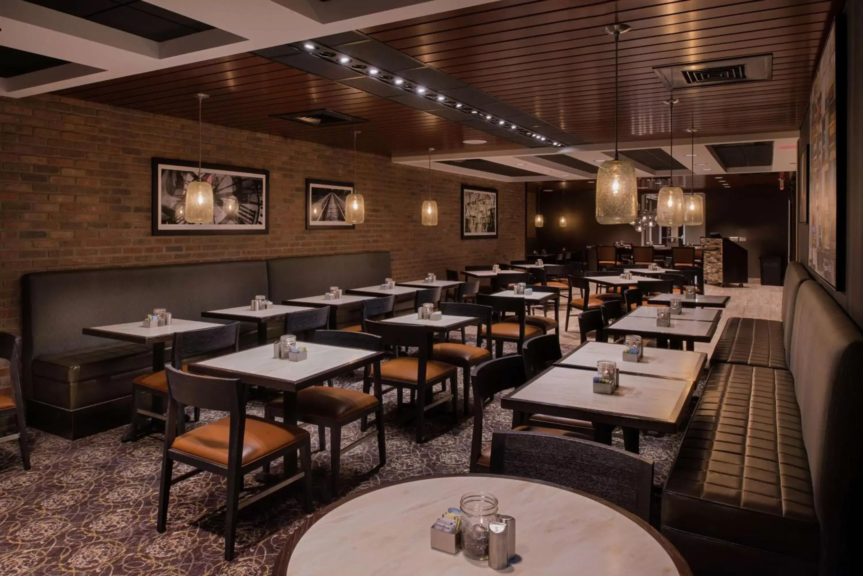 Lounge or bar, Restaurant/Places to Eat in Doubletree By Hilton Raleigh Crabtree Valley