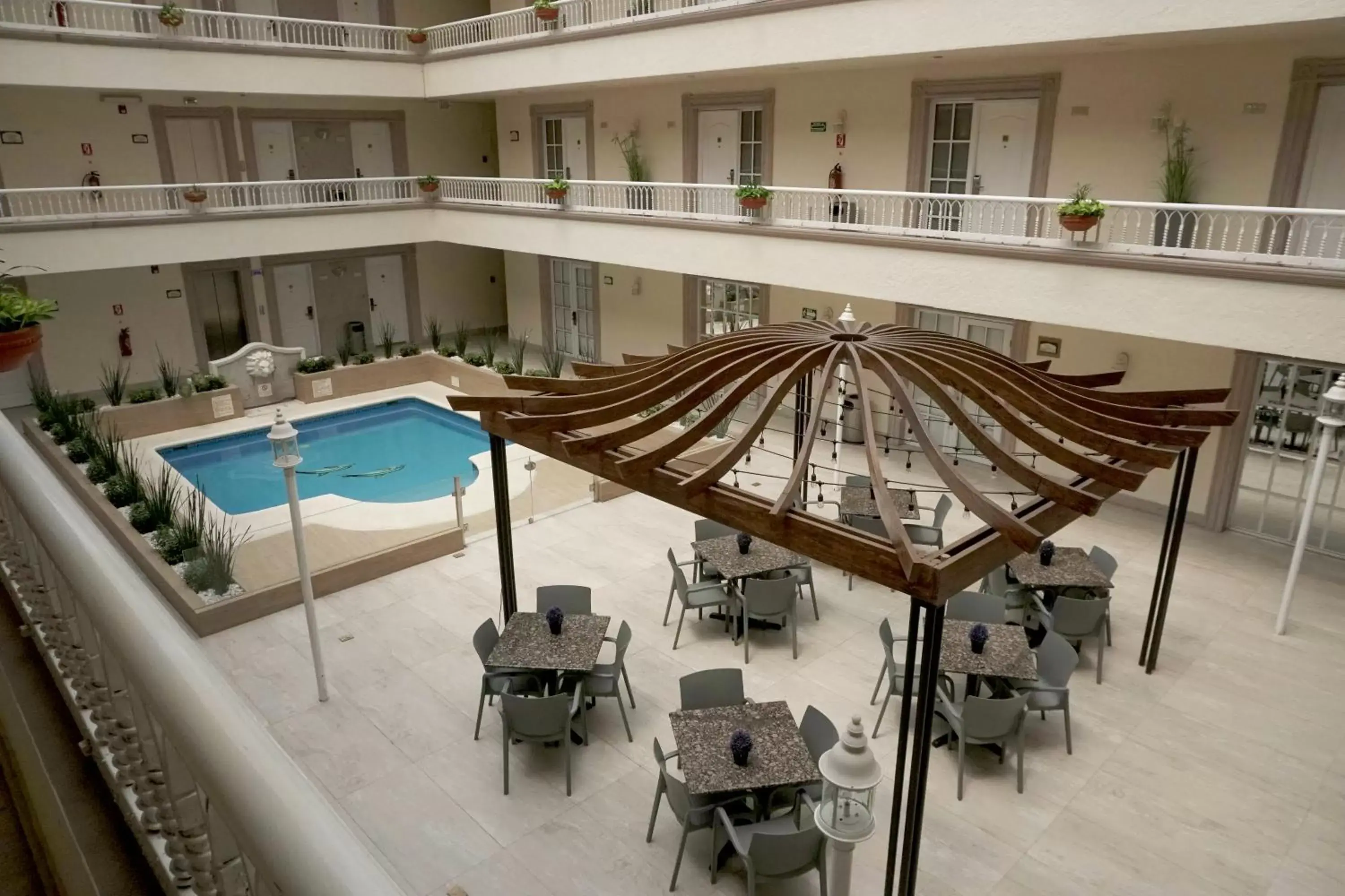 Patio, Pool View in Best Western PLUS Monterrey Colón Patio, Pool View in Best Western PLUS Monterrey Colón