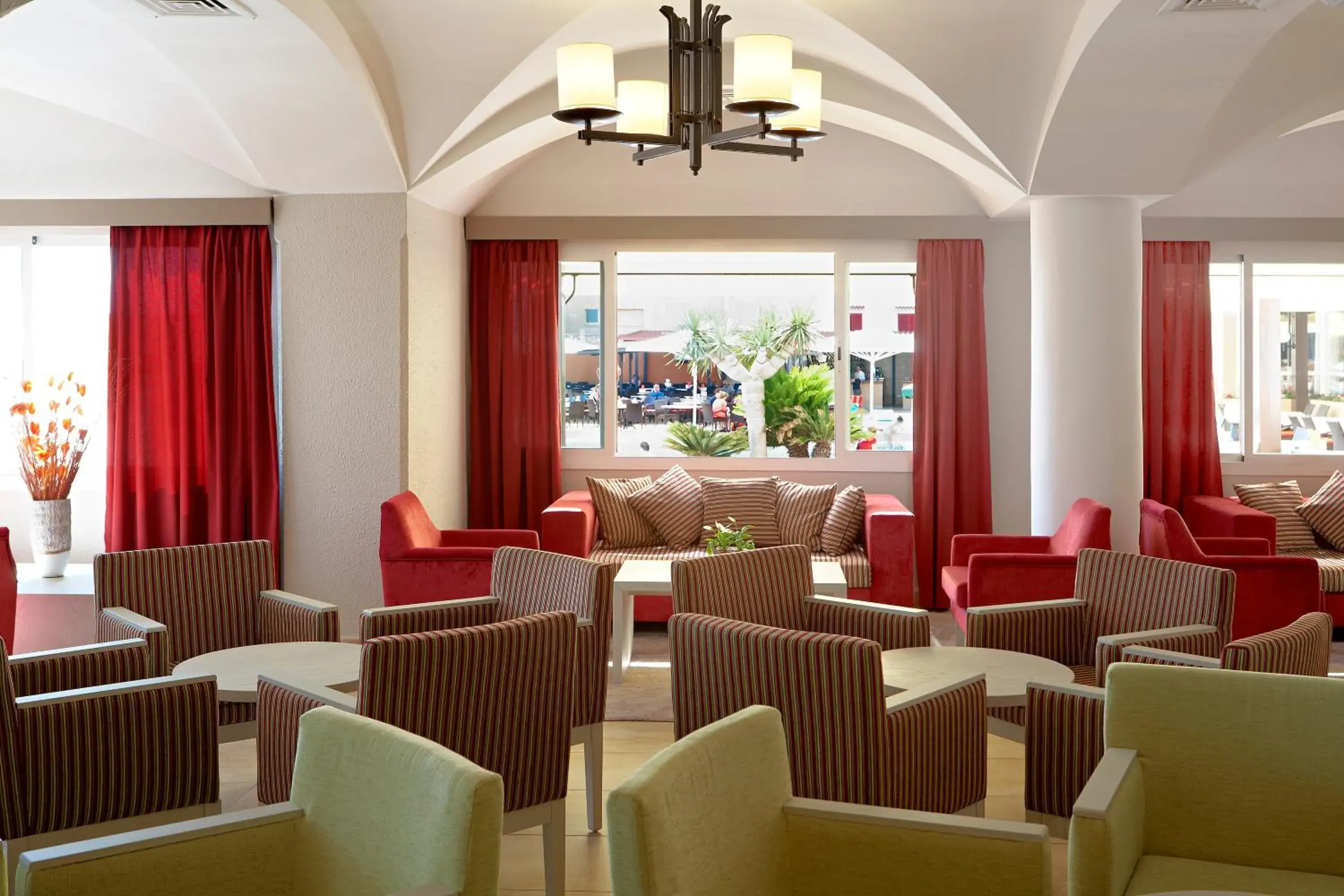 Lounge or bar, Restaurant/Places to Eat in Universal Hotel Romantica