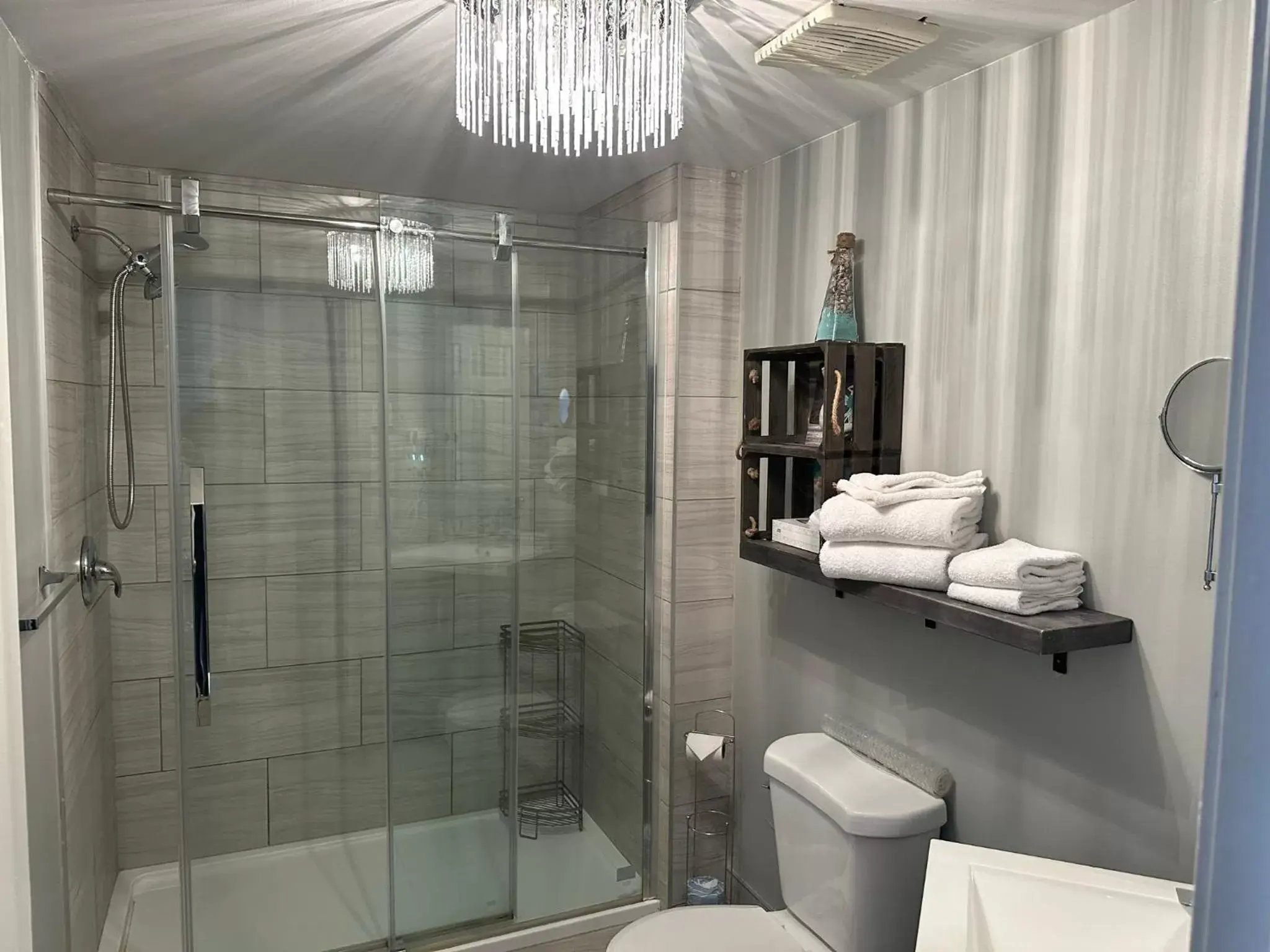 Shower, Bathroom in Motel le Point de Vue