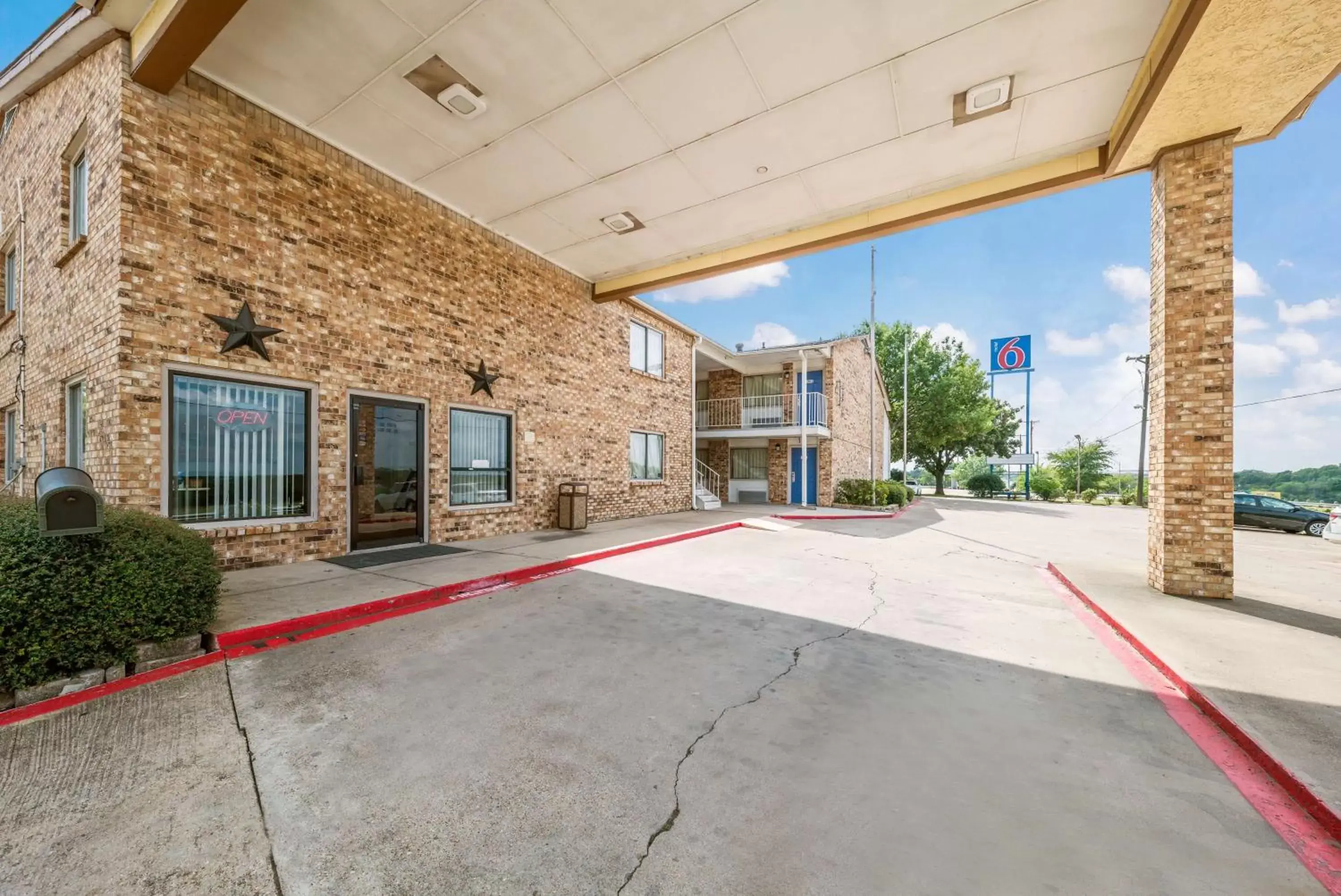 Property building in Motel 6-Red Oak, TX - Dallas