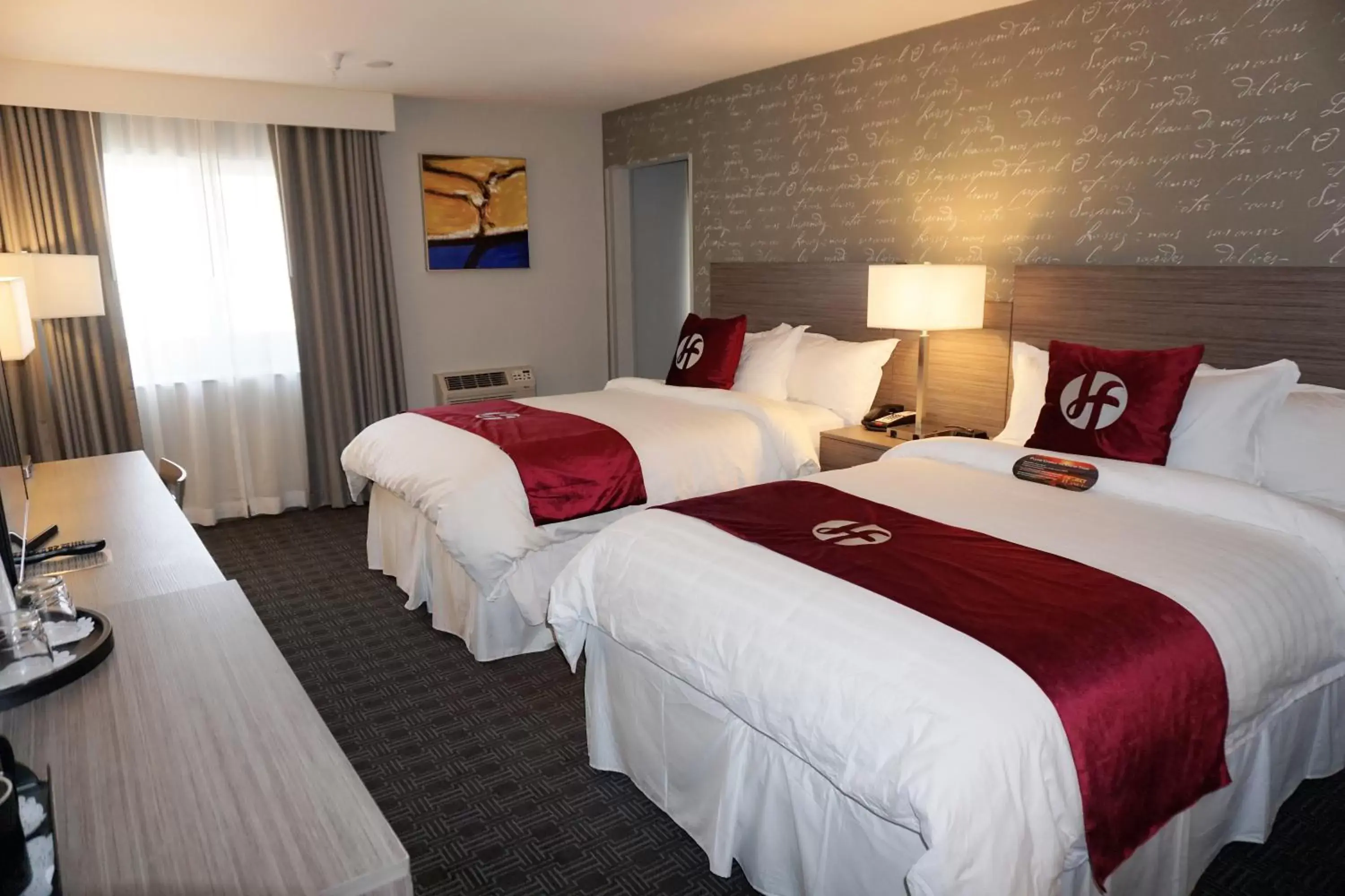 Suite with Two Double and One Single Bed in Hartford Hotel Best Western Signature Collection