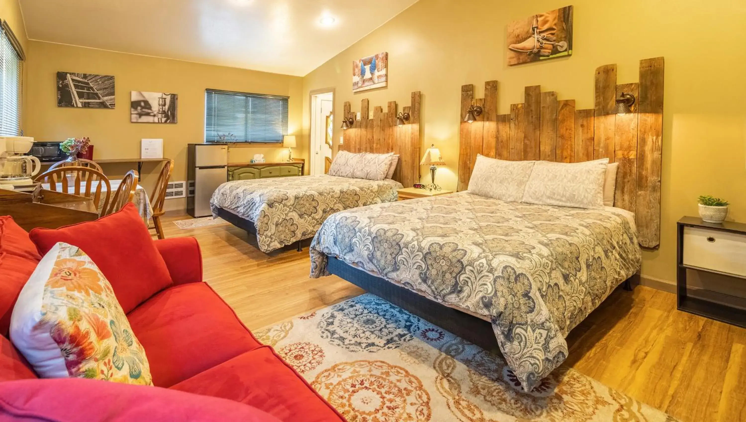 Photo of the whole room, Bed in Dodge Peak Lodge