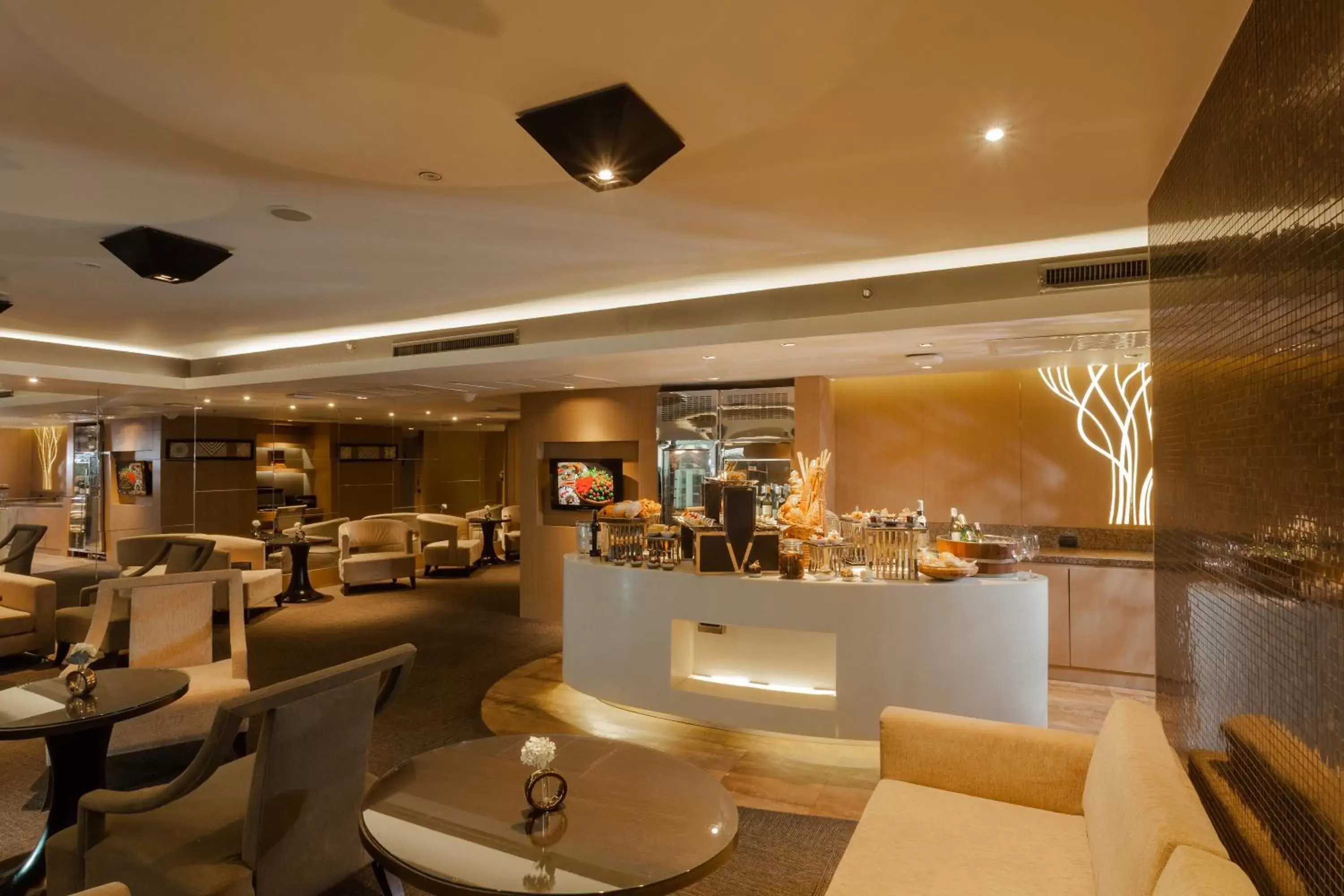 Lounge or bar, Restaurant/Places to Eat in Grand Fortune Hotel Bangkok - SHA Extra Plus